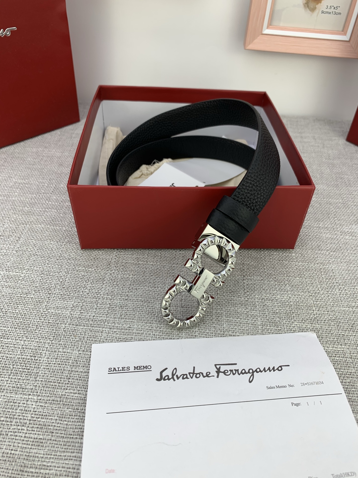  女款Ferragamo菲拉格慕，尺寸2.5cm。标志性Gancini标志，牛皮材质皮带。造型百搭，四季