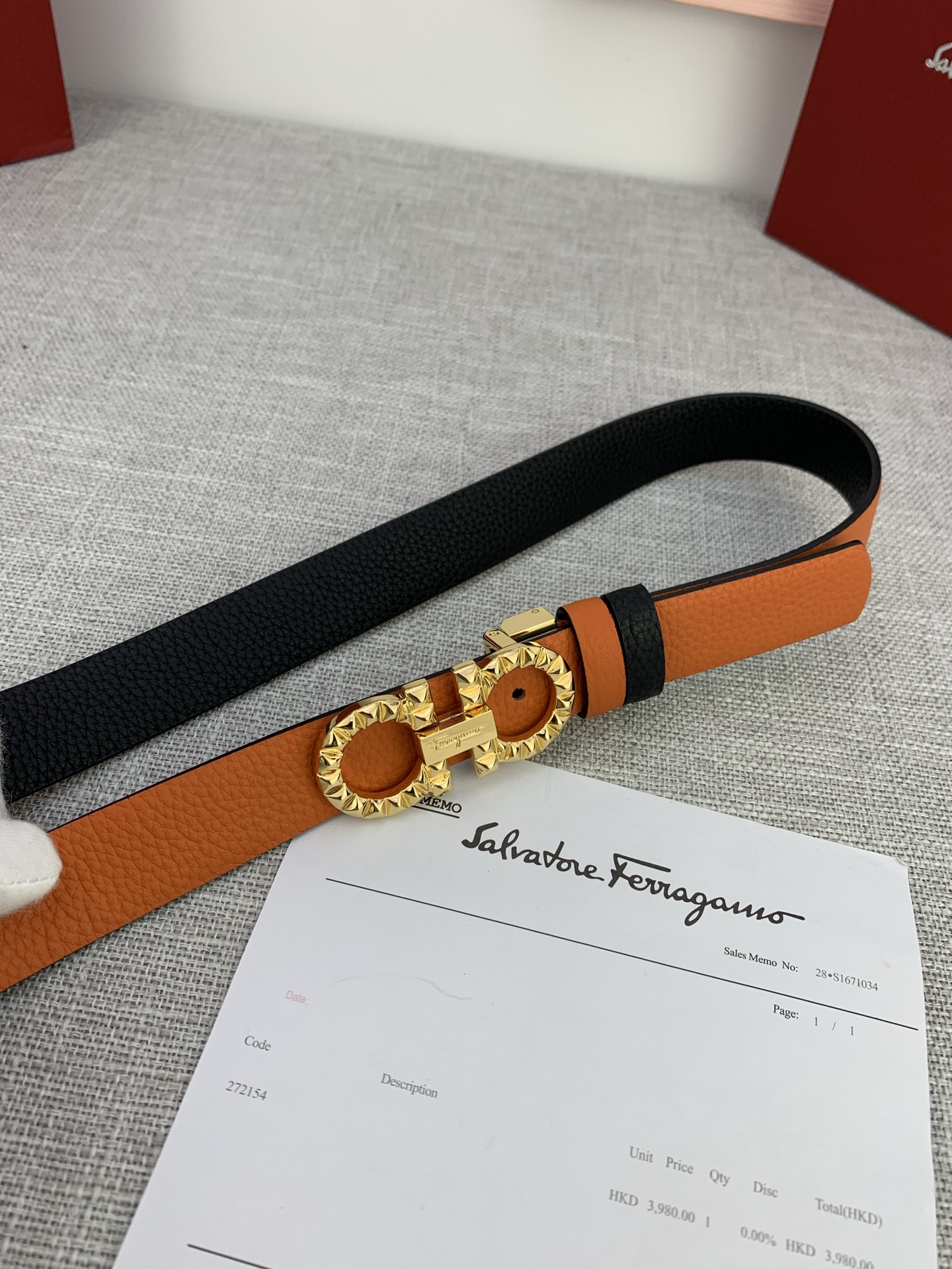  女款Ferragamo菲拉格慕，尺寸2.5cm。标志性Gancini标志，牛皮材质皮带。造型百搭，四季