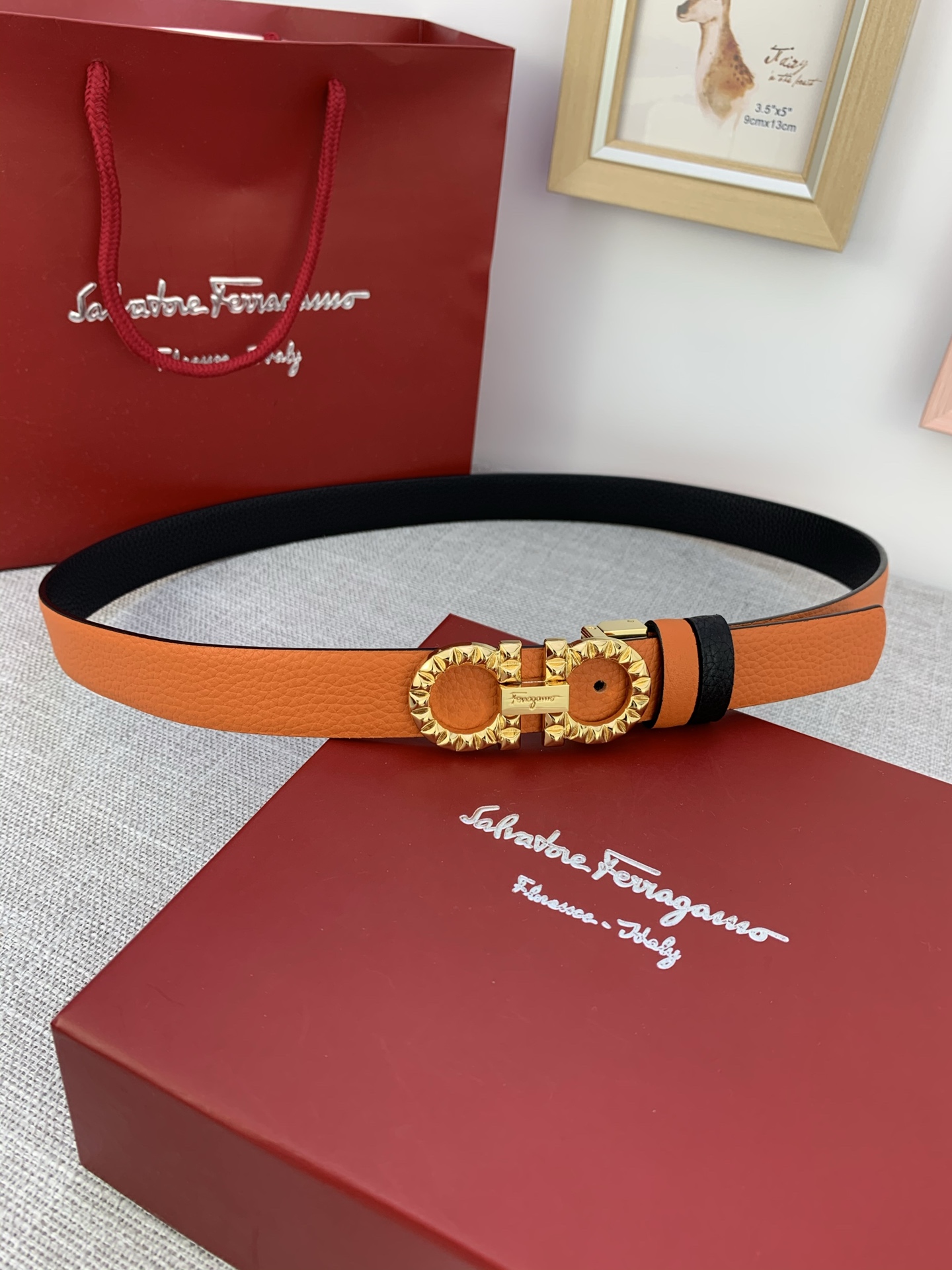  女款Ferragamo菲拉格慕，尺寸2.5cm。标志性Gancini标志，牛皮材质皮带。造型百搭，四季