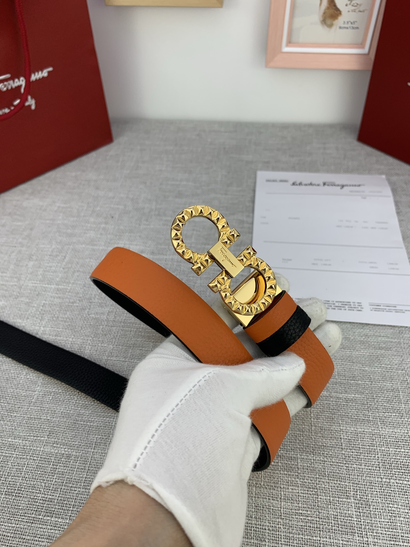  女款Ferragamo菲拉格慕，尺寸2.5cm。标志性Gancini标志，牛皮材质皮带。造型百搭，四季