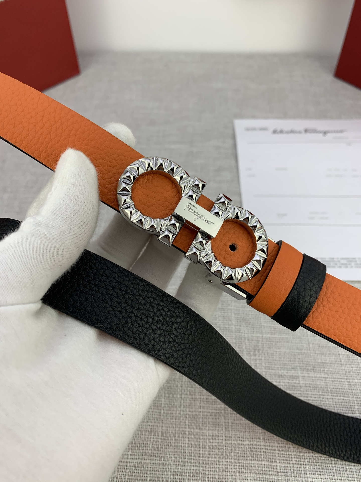  女款Ferragamo菲拉格慕，尺寸2.5cm。标志性Gancini标志，牛皮材质皮带。造型百搭，四季