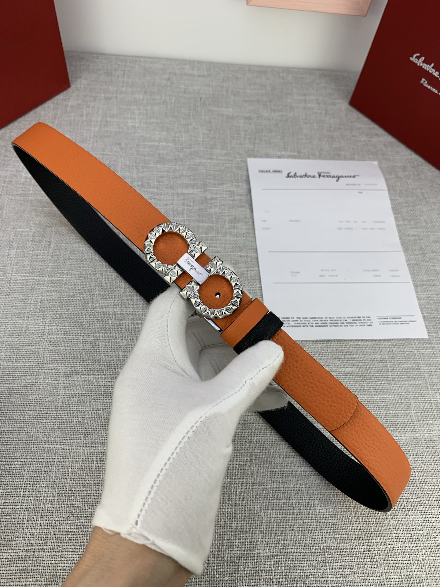  女款Ferragamo菲拉格慕，尺寸2.5cm。标志性Gancini标志，牛皮材质皮带。造型百搭，四季