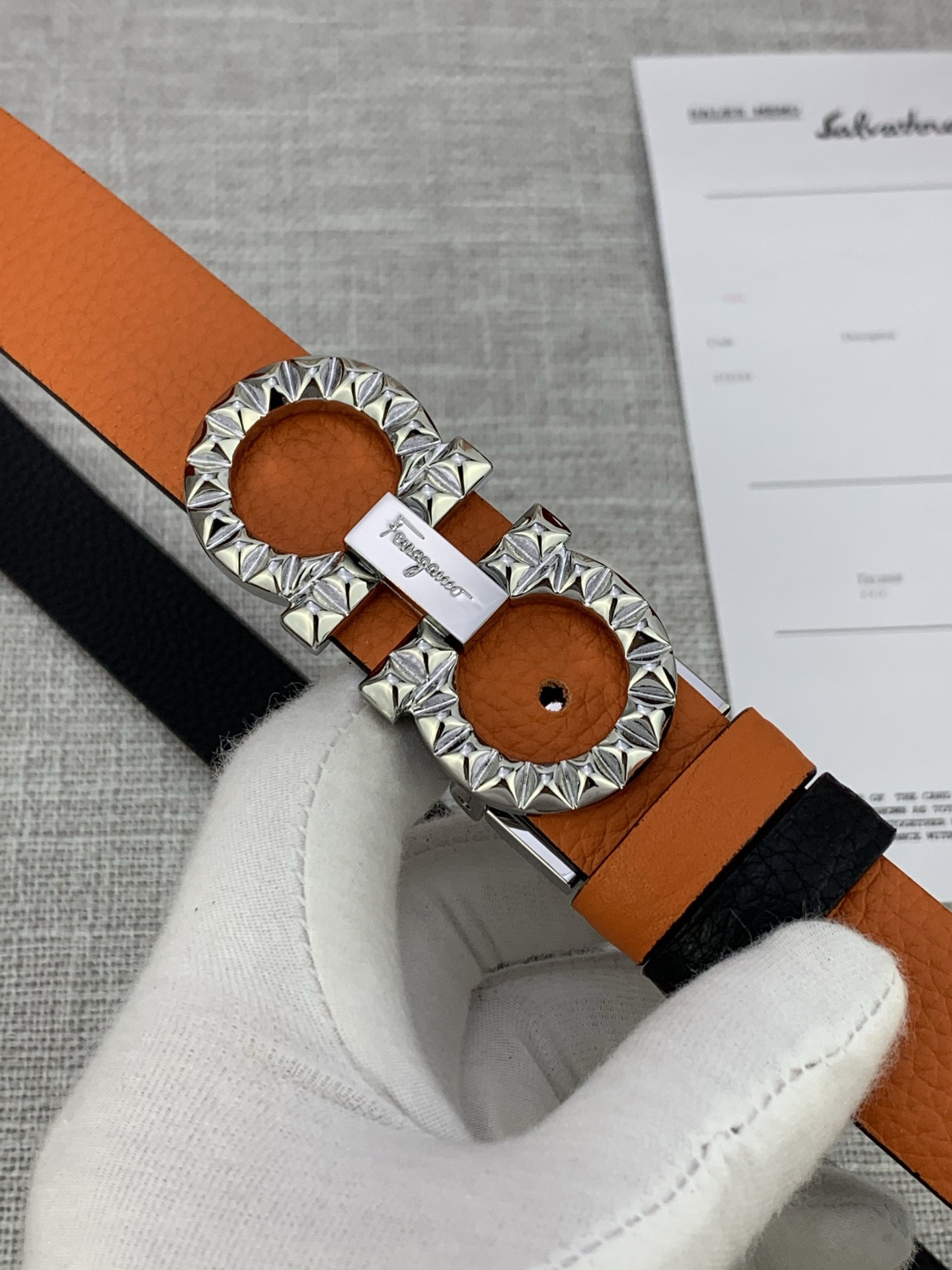  女款Ferragamo菲拉格慕，尺寸2.5cm。标志性Gancini标志，牛皮材质皮带。造型百搭，四季