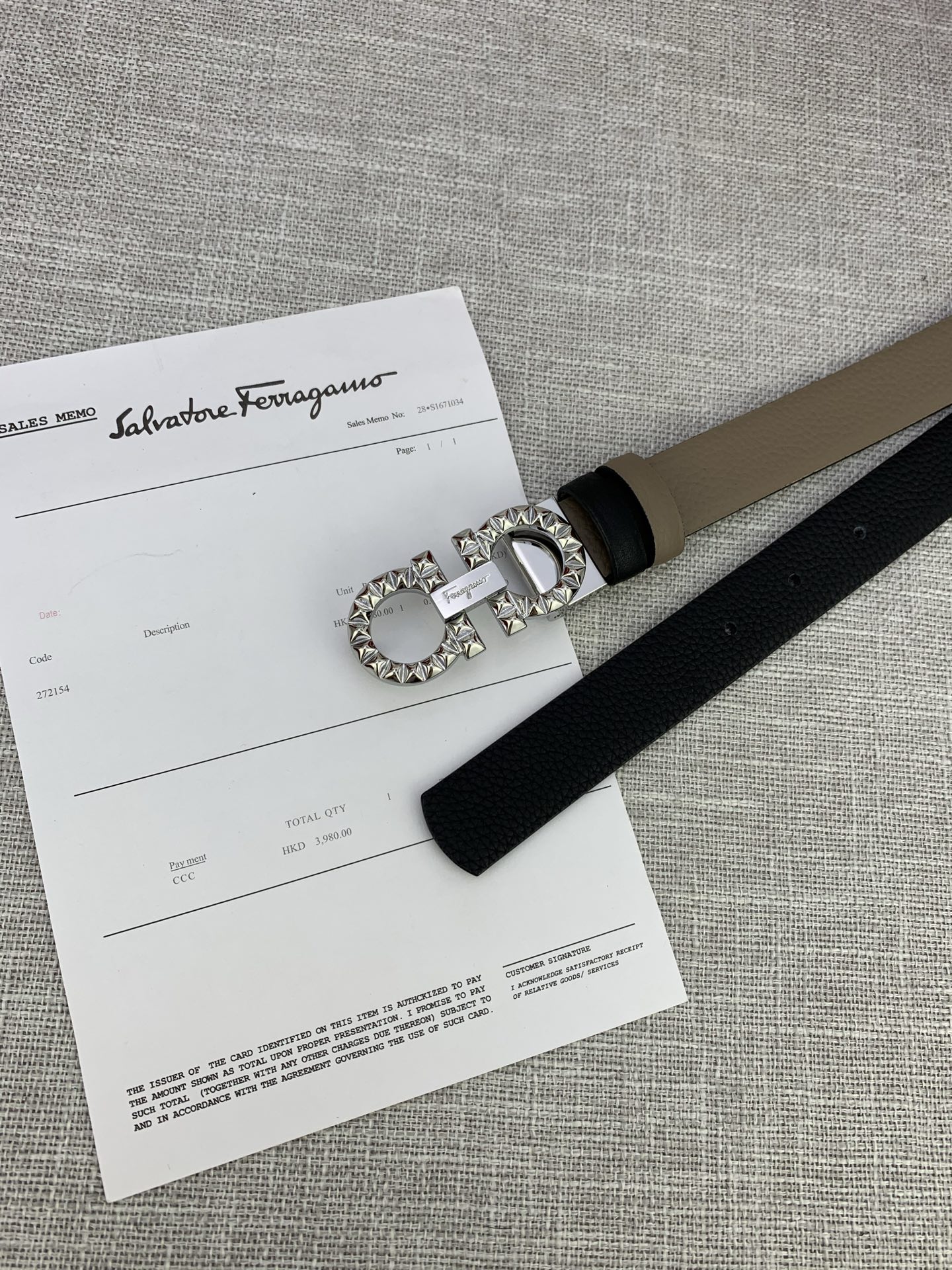  女款Ferragamo菲拉格慕，尺寸2.5cm。标志性Gancini标志，牛皮材质皮带。造型百搭，四季