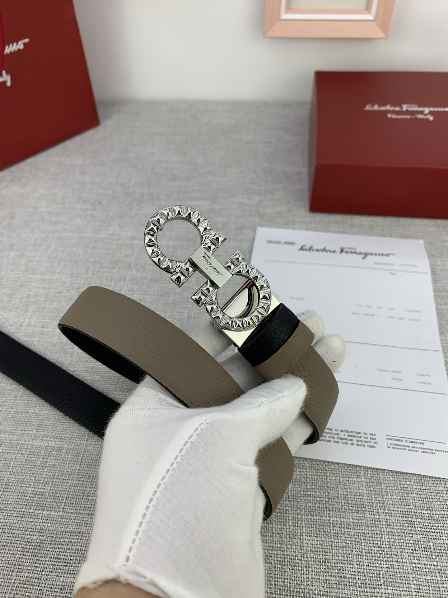  女款Ferragamo菲拉格慕，尺寸2.5cm。标志性Gancini标志，牛皮材质皮带。造型百搭，四季