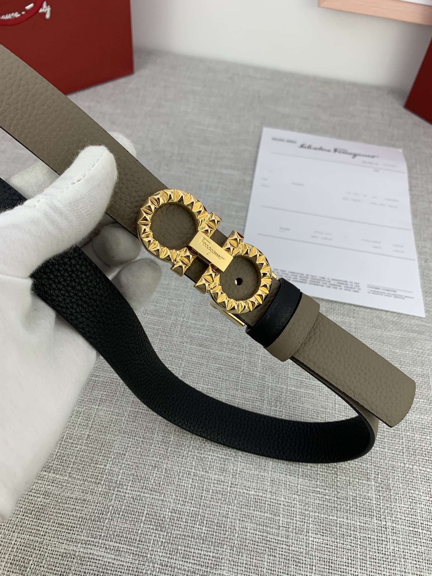  女款Ferragamo菲拉格慕，尺寸2.5cm。标志性Gancini标志，牛皮材质皮带。造型百搭，四季