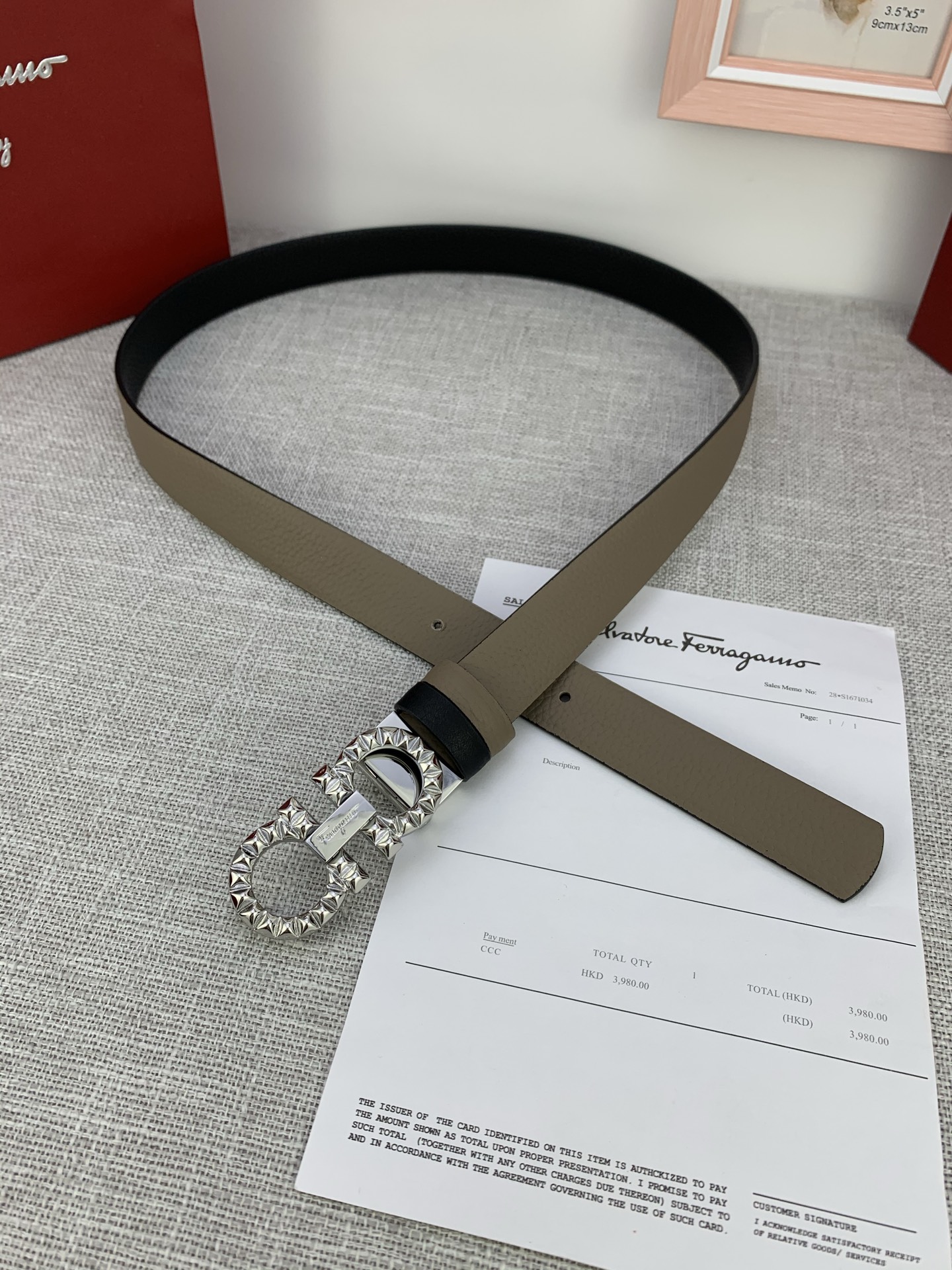  女款Ferragamo菲拉格慕，尺寸2.5cm。标志性Gancini标志，牛皮材质皮带。造型百搭，四季
