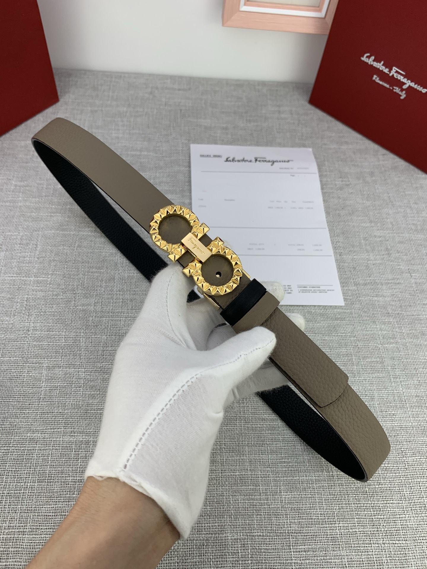  女款Ferragamo菲拉格慕，尺寸2.5cm。标志性Gancini标志，牛皮材质皮带。造型百搭，四季