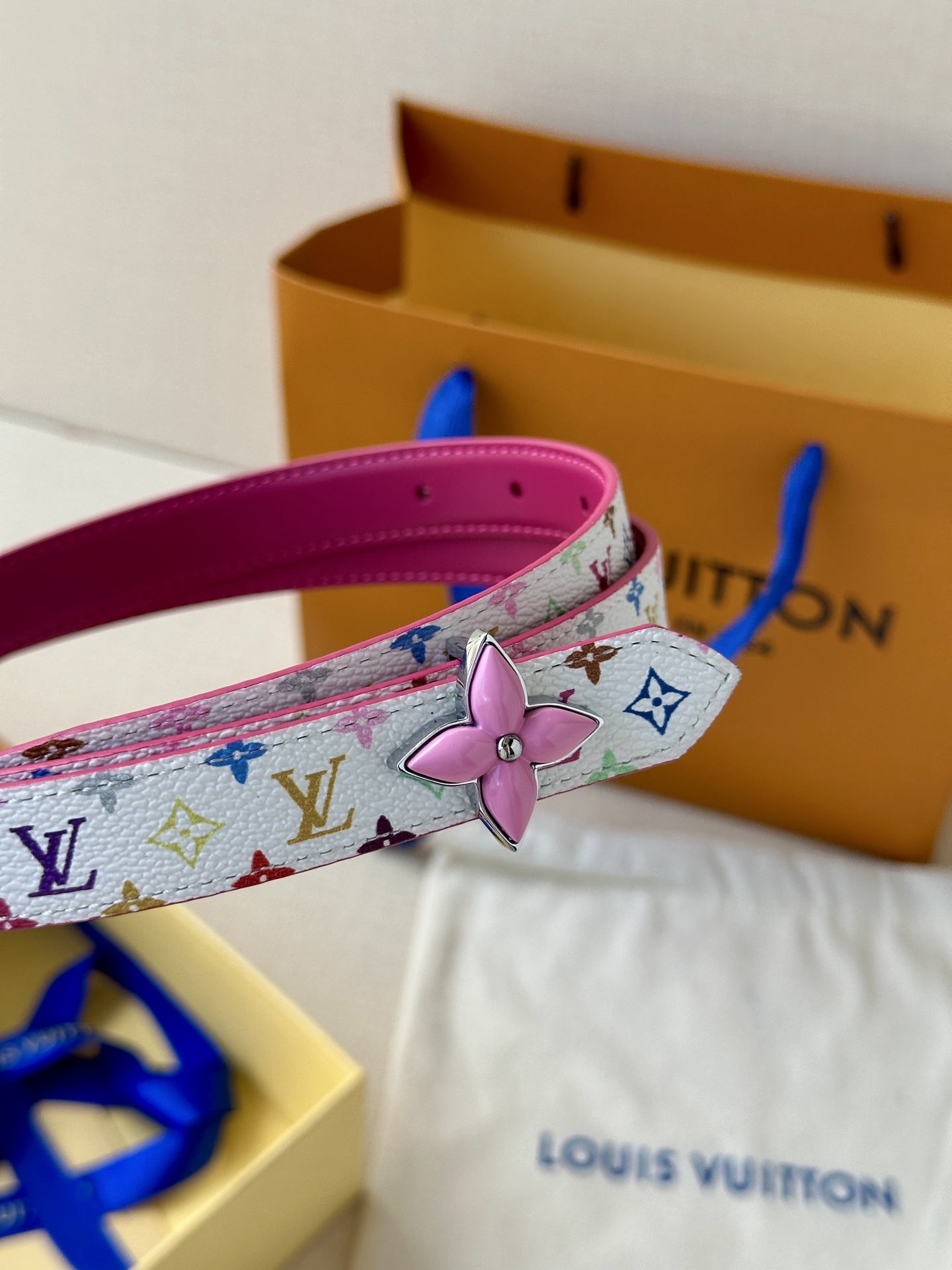  2.0宽LV Mini Flowergram 双面腰带取材 Monogram 帆布和缝线皮革，以尖瓣 