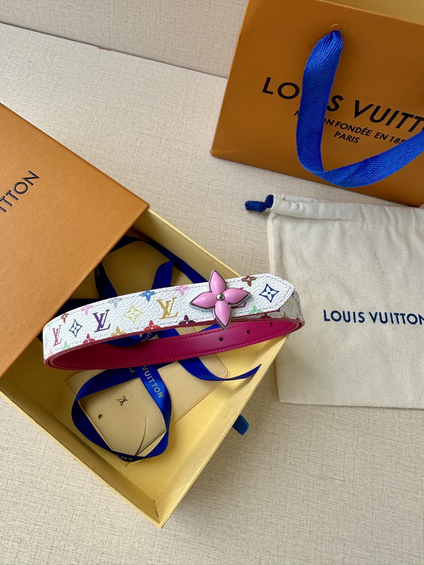  2.0宽LV Mini Flowergram 双面腰带取材 Monogram 帆布和缝线皮革，以尖瓣 
