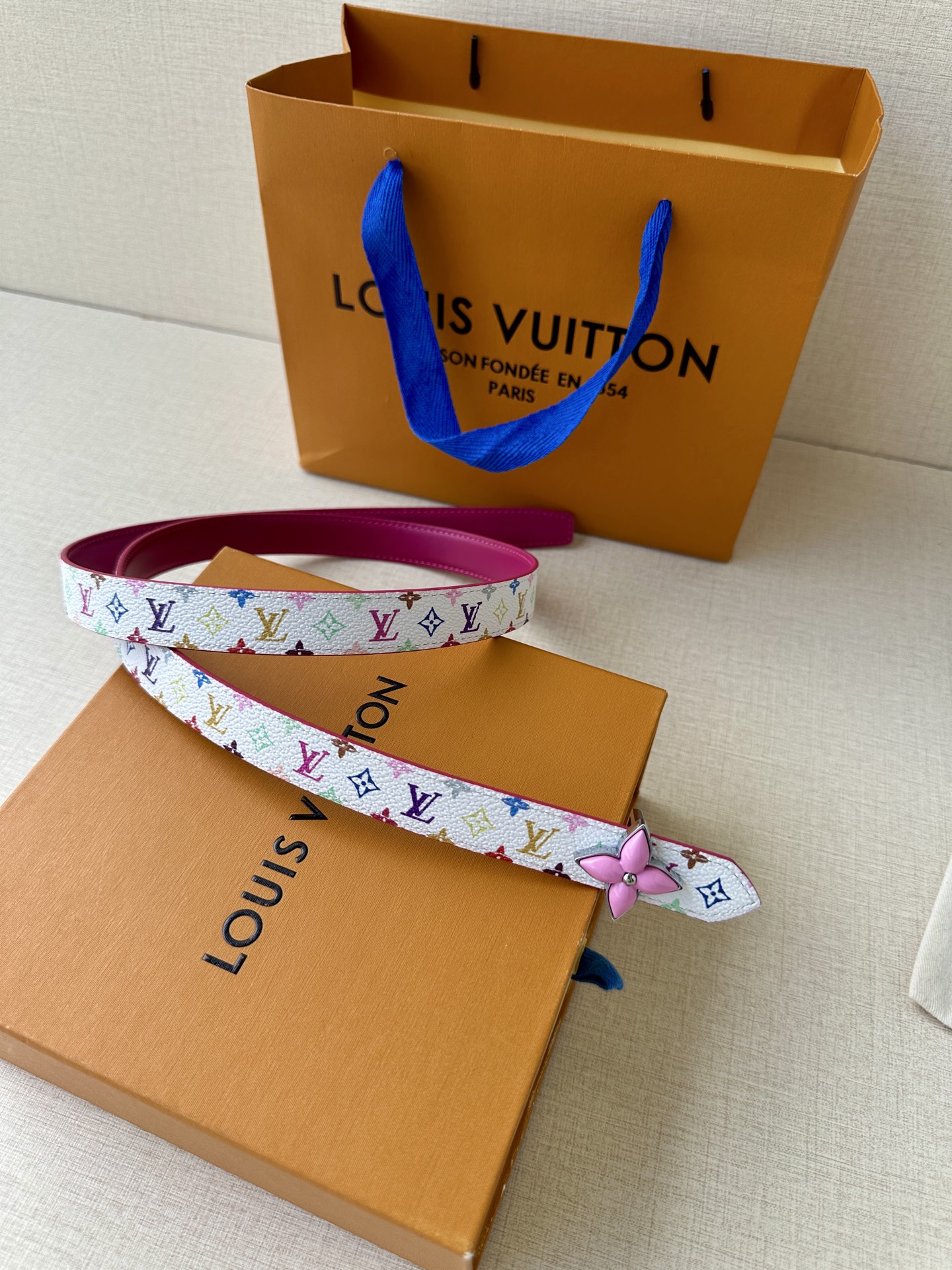  2.0宽LV Mini Flowergram 双面腰带取材 Monogram 帆布和缝线皮革，以尖瓣 
