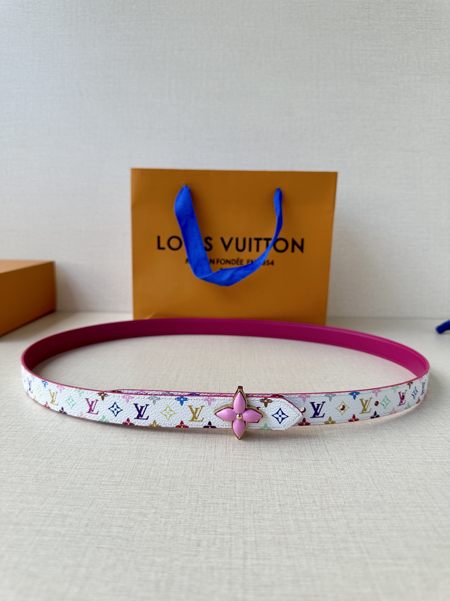  2.0宽LV Mini Flowergram 双面腰带取材 Monogram 帆布和缝线皮革，以尖瓣 