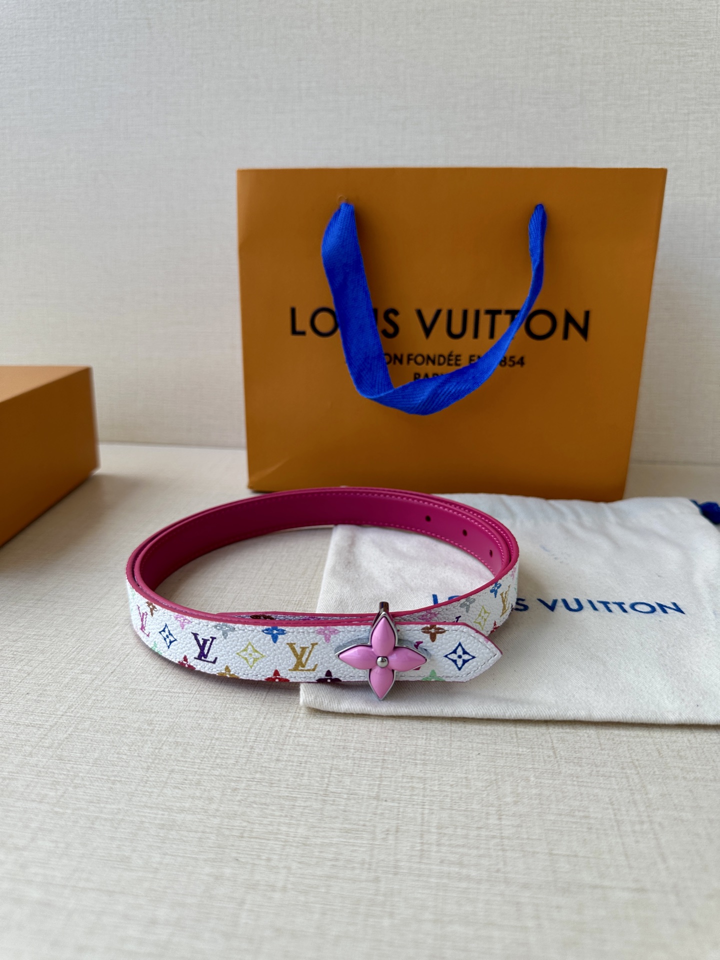  2.0宽LV Mini Flowergram 双面腰带取材 Monogram 帆布和缝线皮革，以尖瓣 