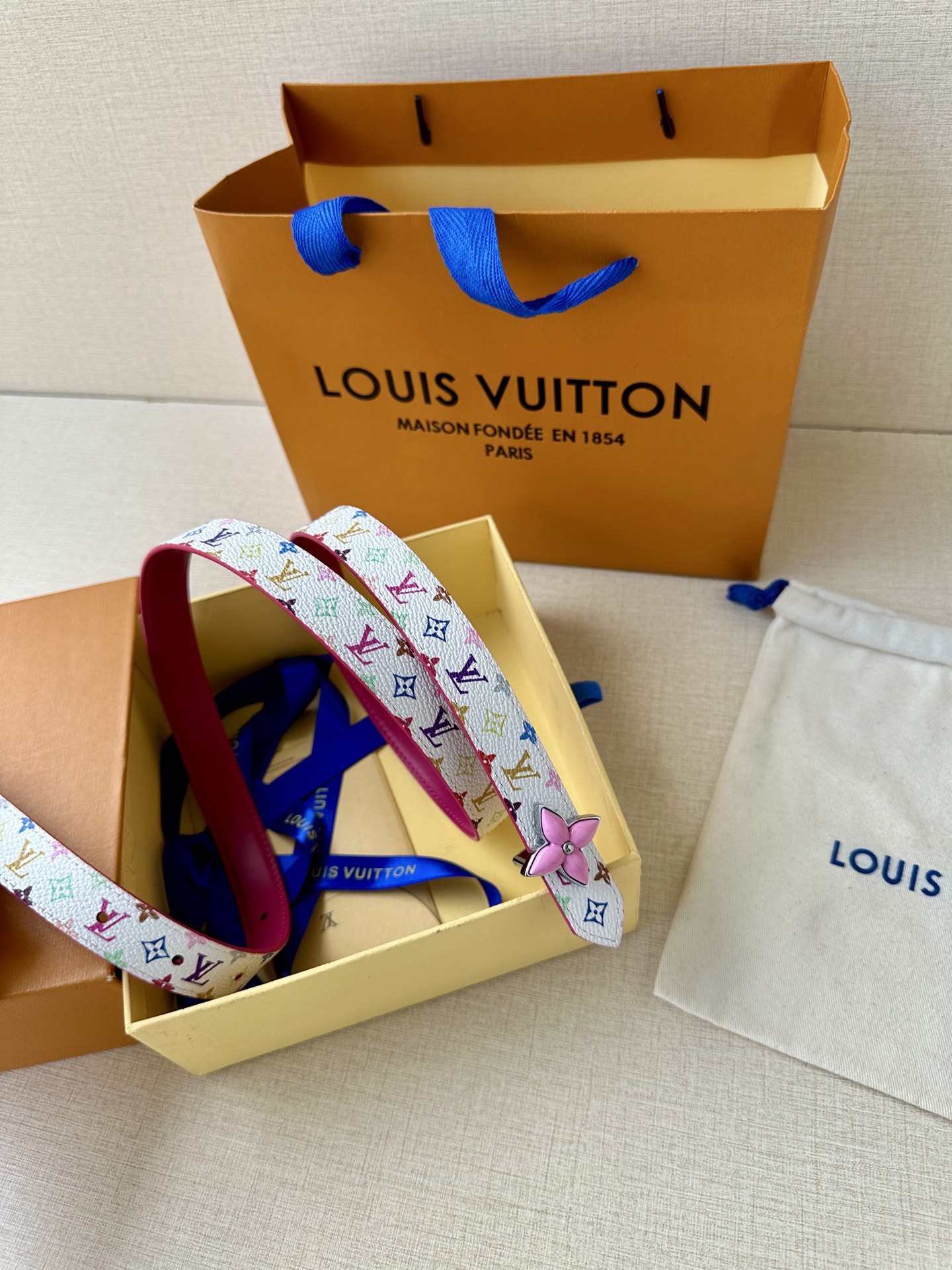  2.0宽LV Mini Flowergram 双面腰带取材 Monogram 帆布和缝线皮革，以尖瓣 