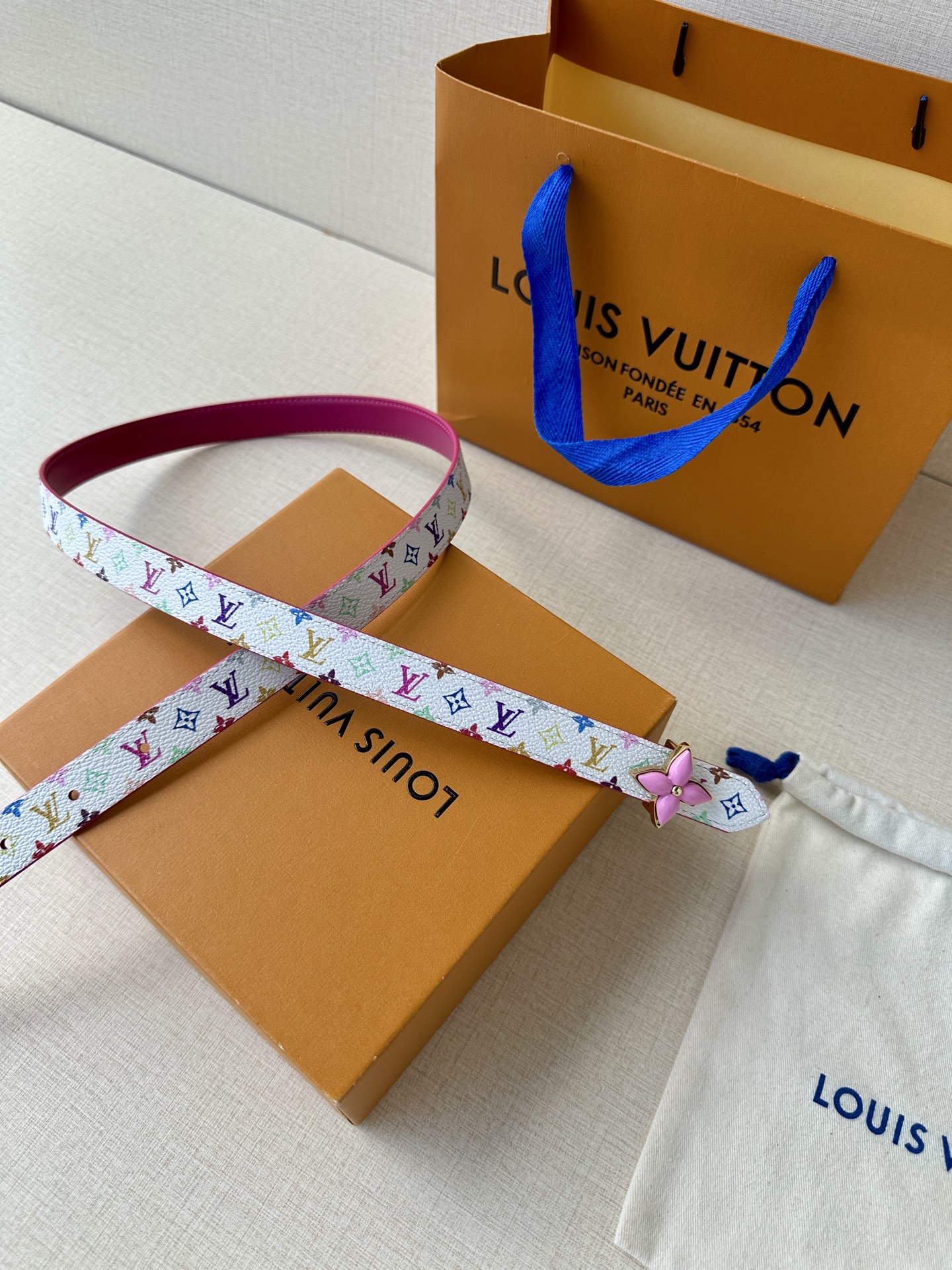  2.0宽LV Mini Flowergram 双面腰带取材 Monogram 帆布和缝线皮革，以尖瓣 