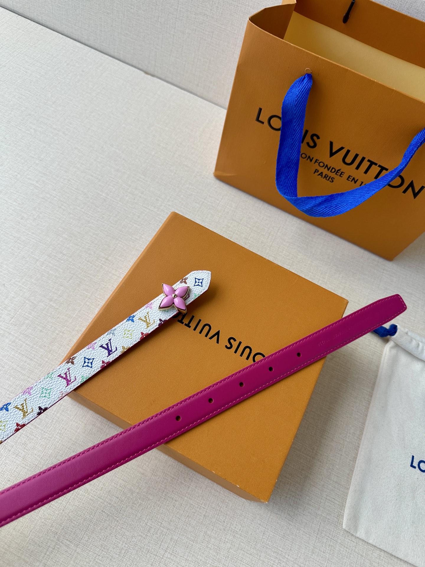  2.0宽LV Mini Flowergram 双面腰带取材 Monogram 帆布和缝线皮革，以尖瓣 