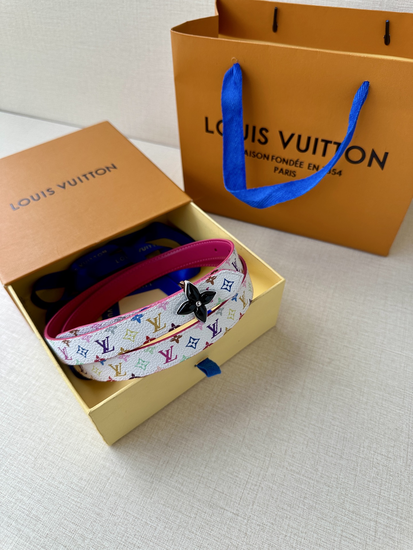  2.0宽LV Mini Flowergram 双面腰带取材 Monogram 帆布和缝线皮革，以尖瓣 