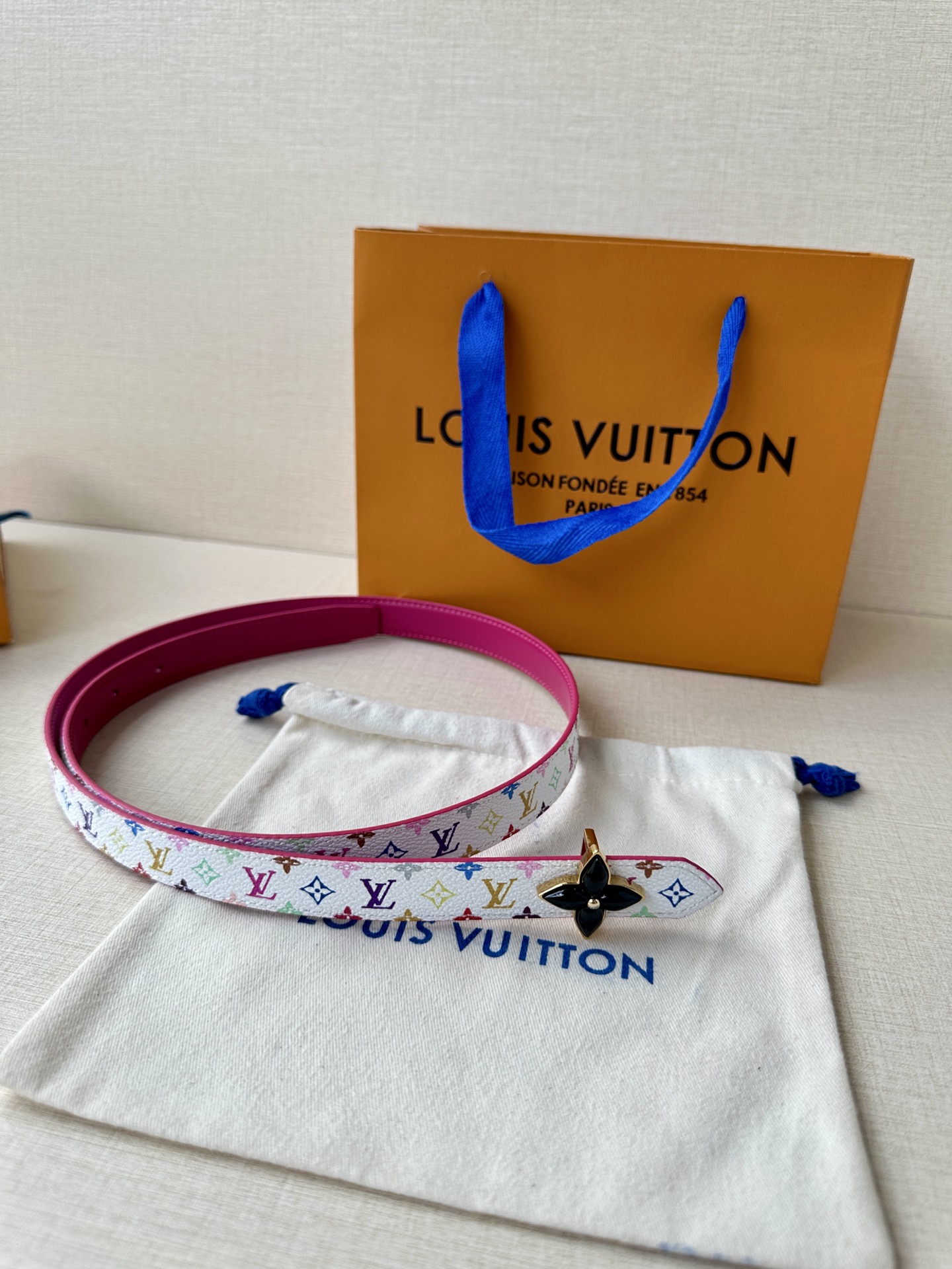  2.0宽LV Mini Flowergram 双面腰带取材 Monogram 帆布和缝线皮革，以尖瓣 