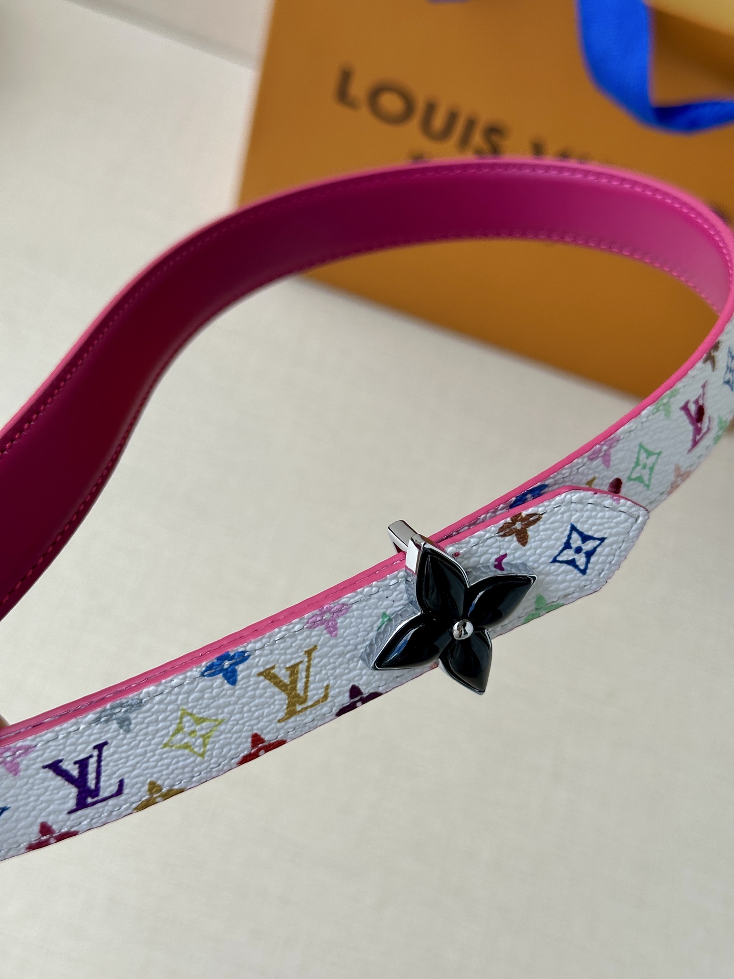  2.0宽LV Mini Flowergram 双面腰带取材 Monogram 帆布和缝线皮革，以尖瓣 