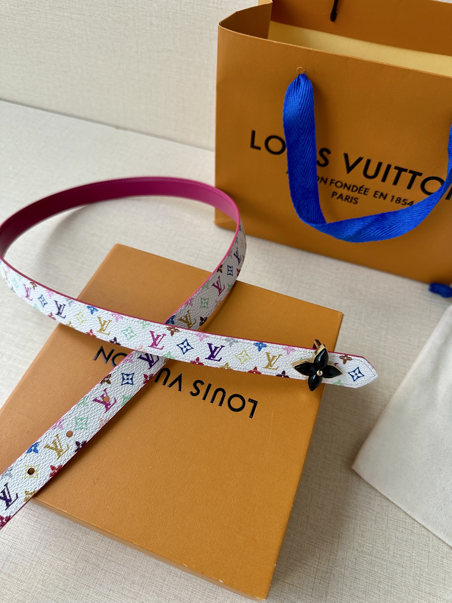  2.0宽LV Mini Flowergram 双面腰带取材 Monogram 帆布和缝线皮革，以尖瓣 