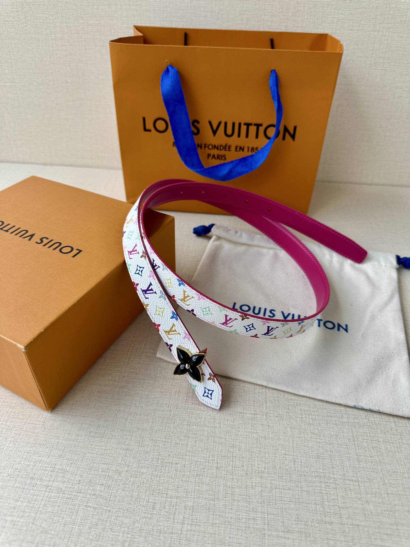  2.0宽LV Mini Flowergram 双面腰带取材 Monogram 帆布和缝线皮革，以尖瓣 