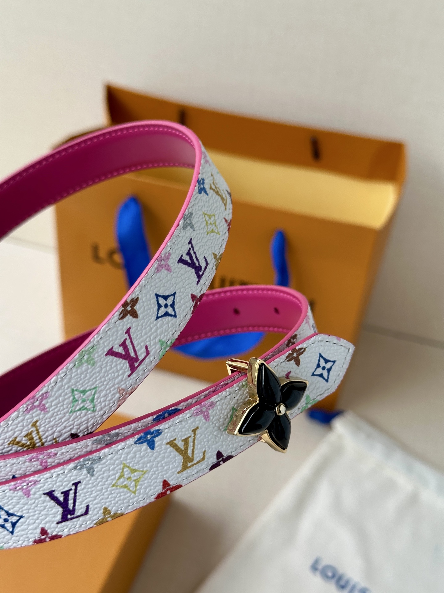  2.0宽LV Mini Flowergram 双面腰带取材 Monogram 帆布和缝线皮革，以尖瓣 