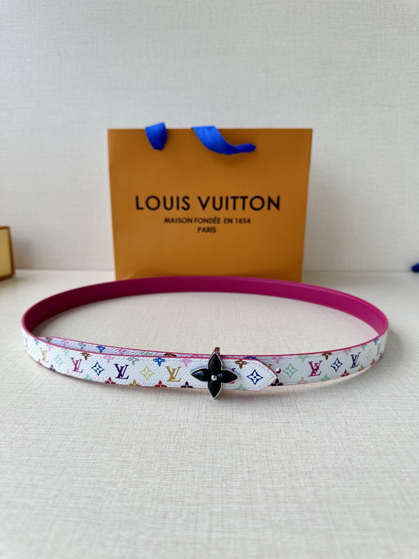  2.0宽LV Mini Flowergram 双面腰带取材 Monogram 帆布和缝线皮革，以尖瓣 