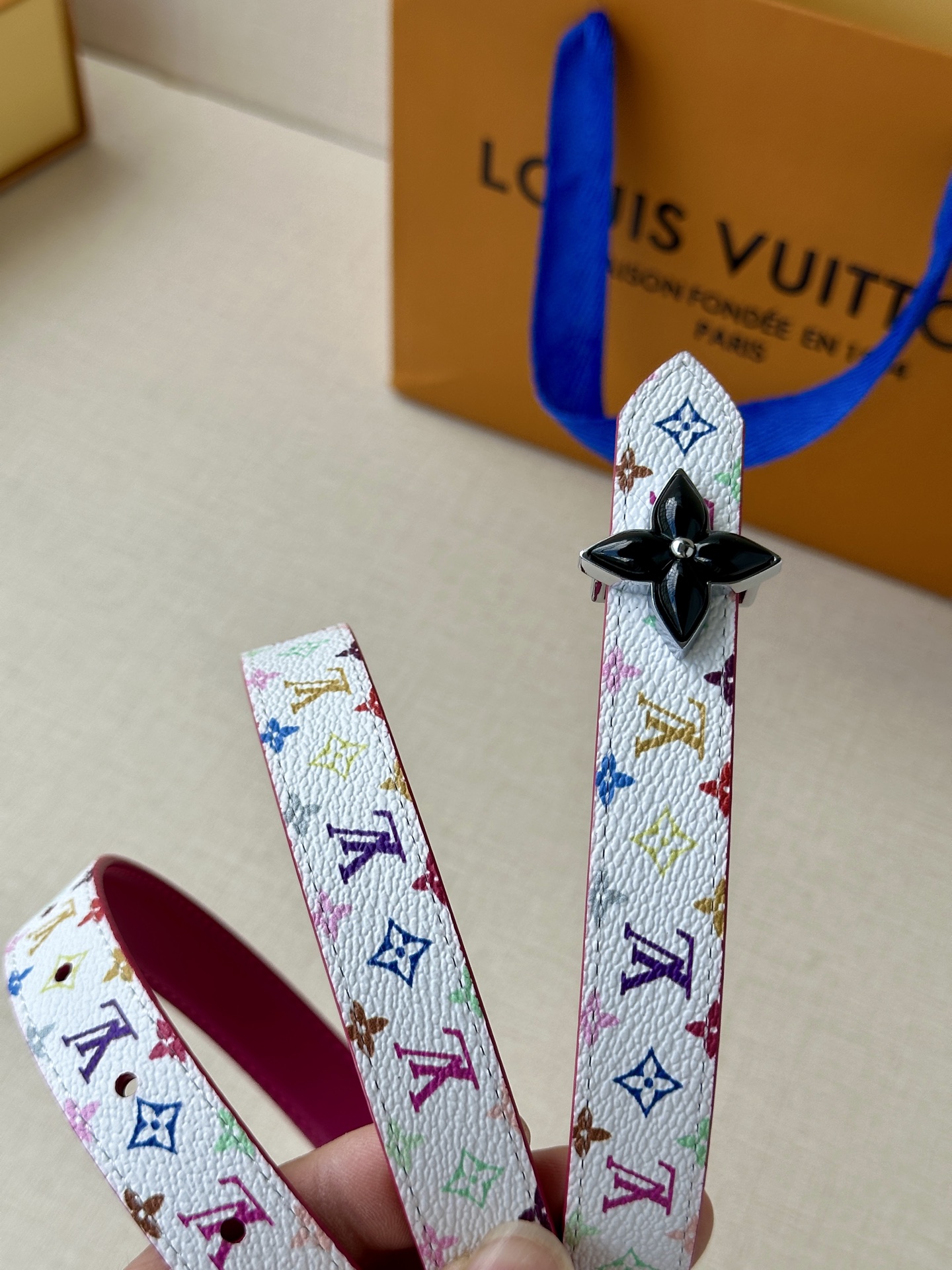  2.0宽LV Mini Flowergram 双面腰带取材 Monogram 帆布和缝线皮革，以尖瓣 