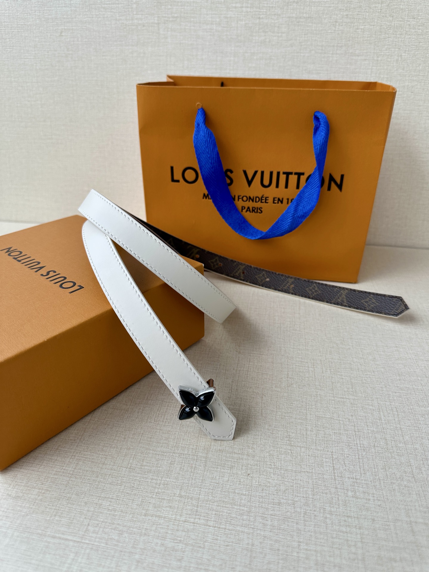  2.0宽LV Mini Flowergram 双面腰带取材 Monogram 帆布和缝线皮革，以尖瓣 