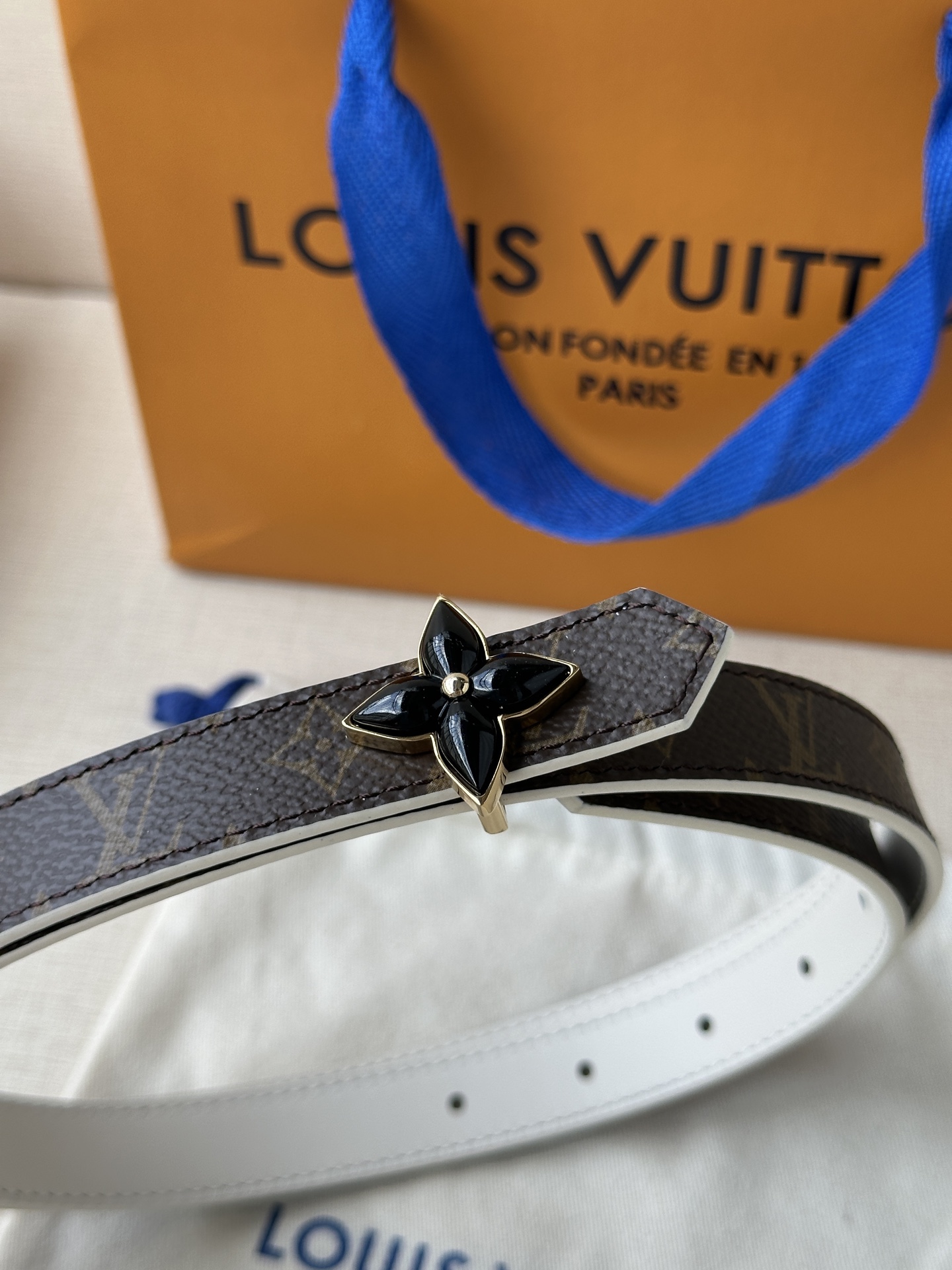  2.0宽LV Mini Flowergram 双面腰带取材 Monogram 帆布和缝线皮革，以尖瓣 