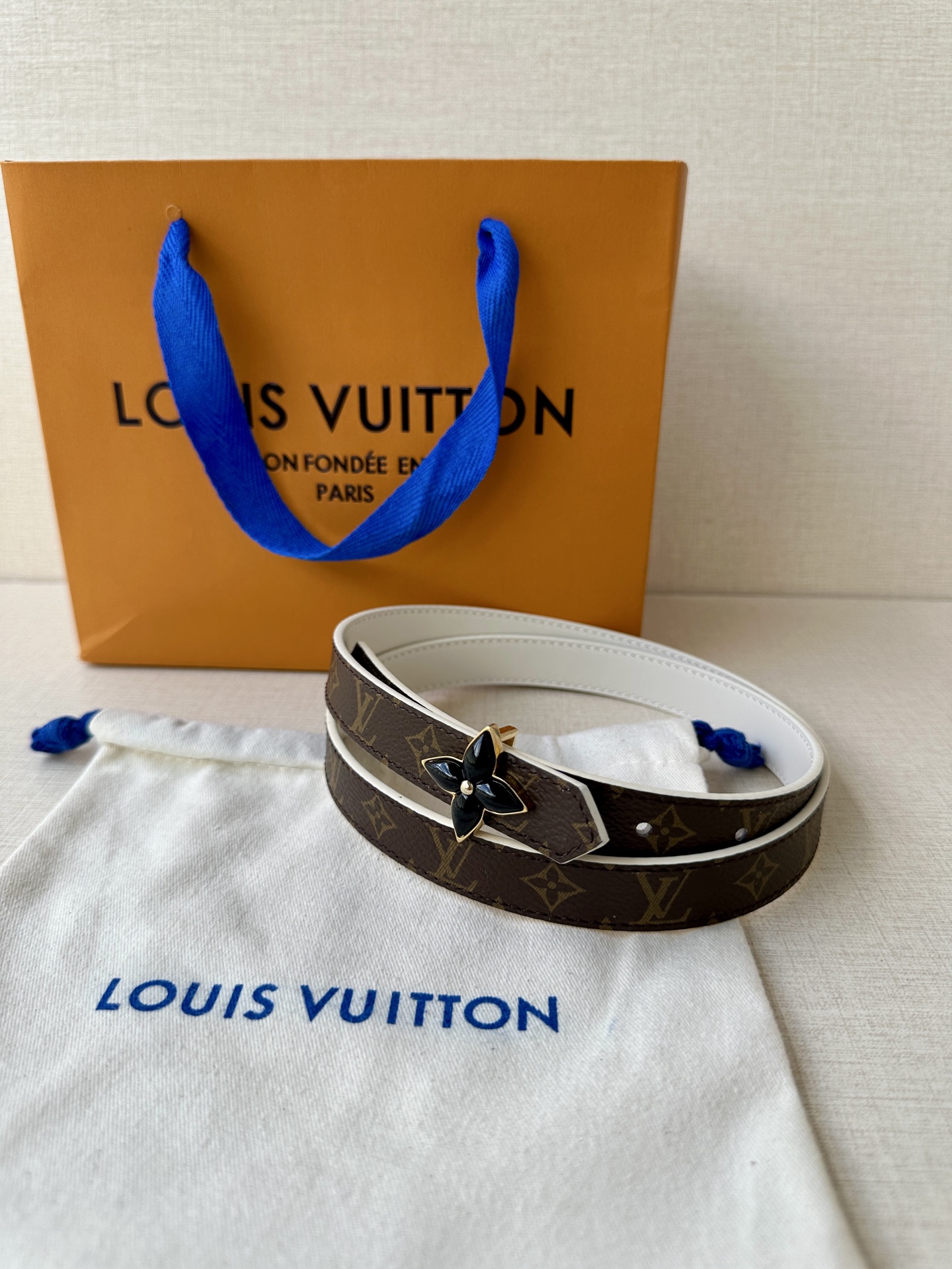  2.0宽LV Mini Flowergram 双面腰带取材 Monogram 帆布和缝线皮革，以尖瓣 