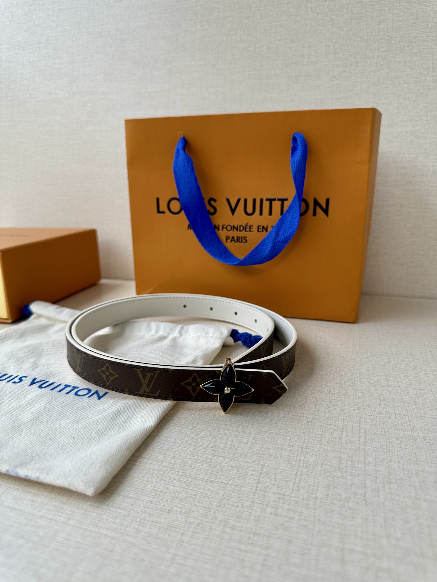  2.0宽LV Mini Flowergram 双面腰带取材 Monogram 帆布和缝线皮革，以尖瓣 