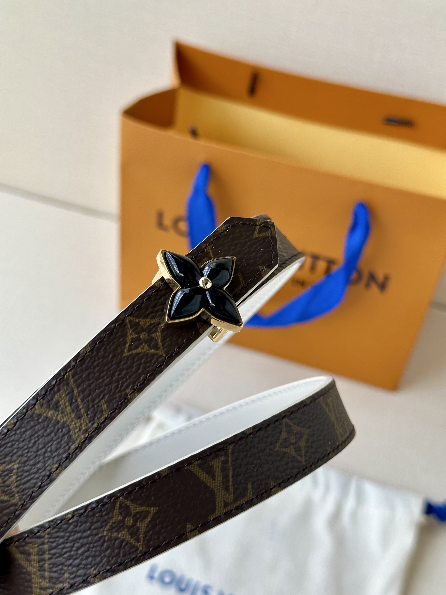  2.0宽LV Mini Flowergram 双面腰带取材 Monogram 帆布和缝线皮革，以尖瓣 