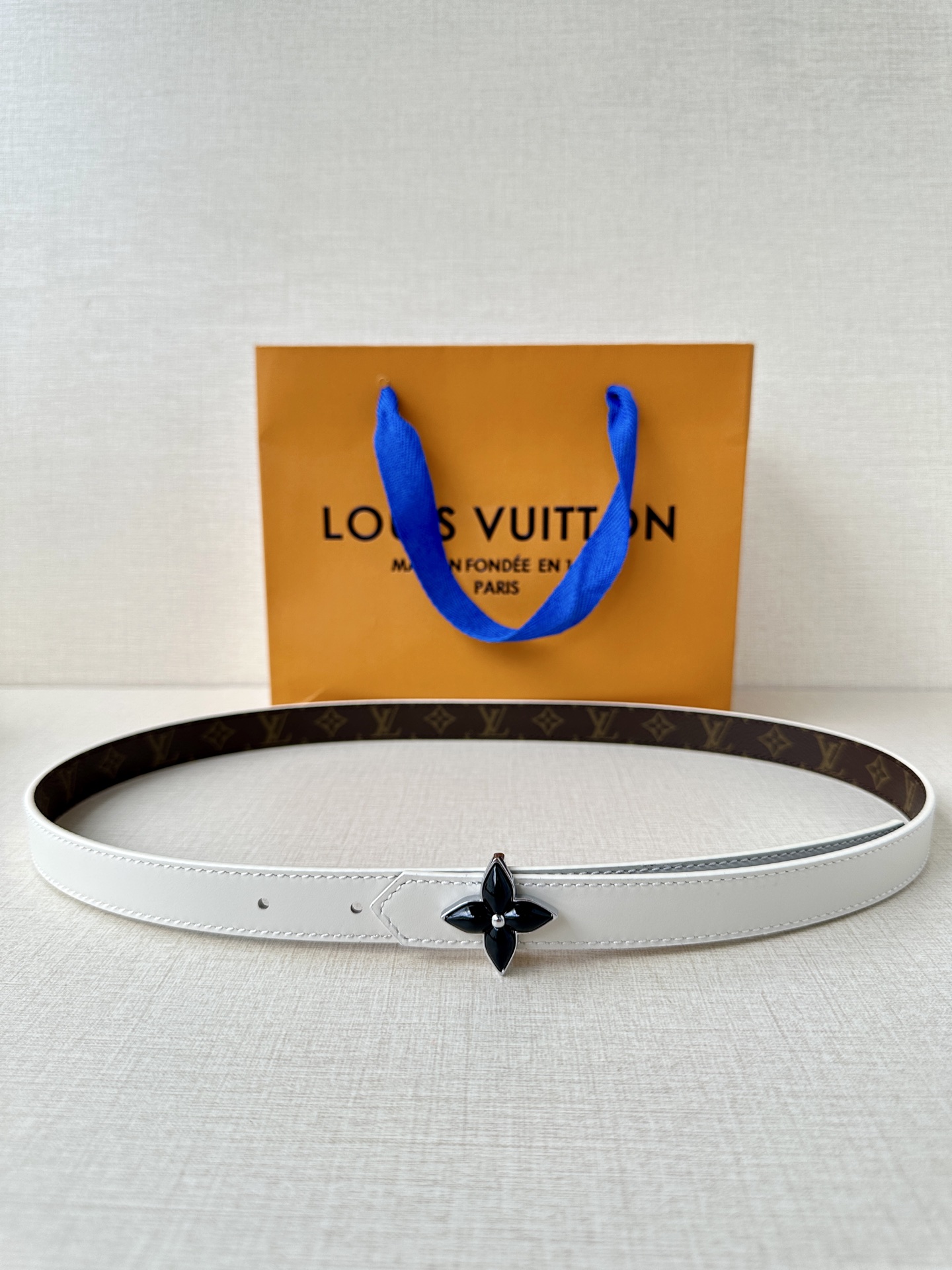 2.0宽LV Mini Flowergram 双面腰带取材 Monogram 帆布和缝线皮革，以尖瓣 