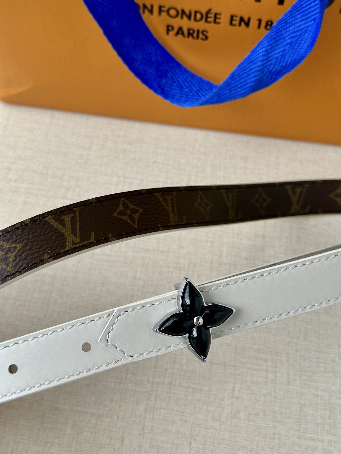  2.0宽LV Mini Flowergram 双面腰带取材 Monogram 帆布和缝线皮革，以尖瓣 
