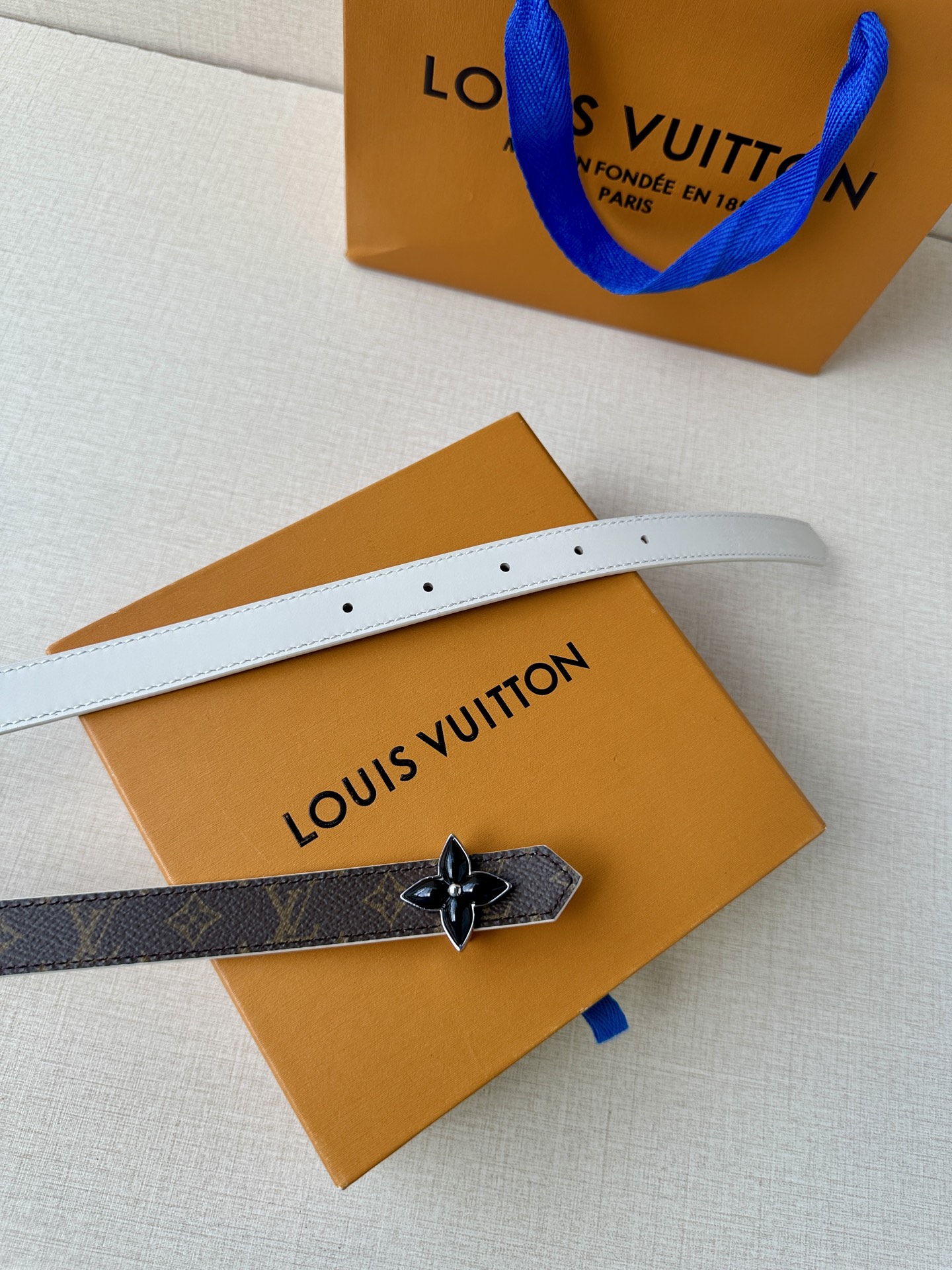  2.0宽LV Mini Flowergram 双面腰带取材 Monogram 帆布和缝线皮革，以尖瓣 