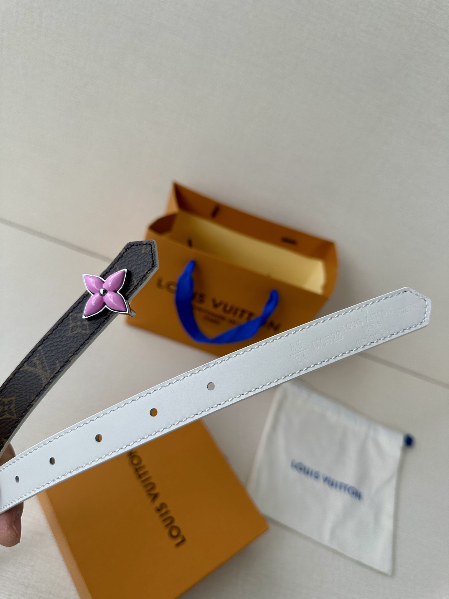  2.0宽LV Mini Flowergram 双面腰带取材 Monogram 帆布和缝线皮革，以尖瓣 
