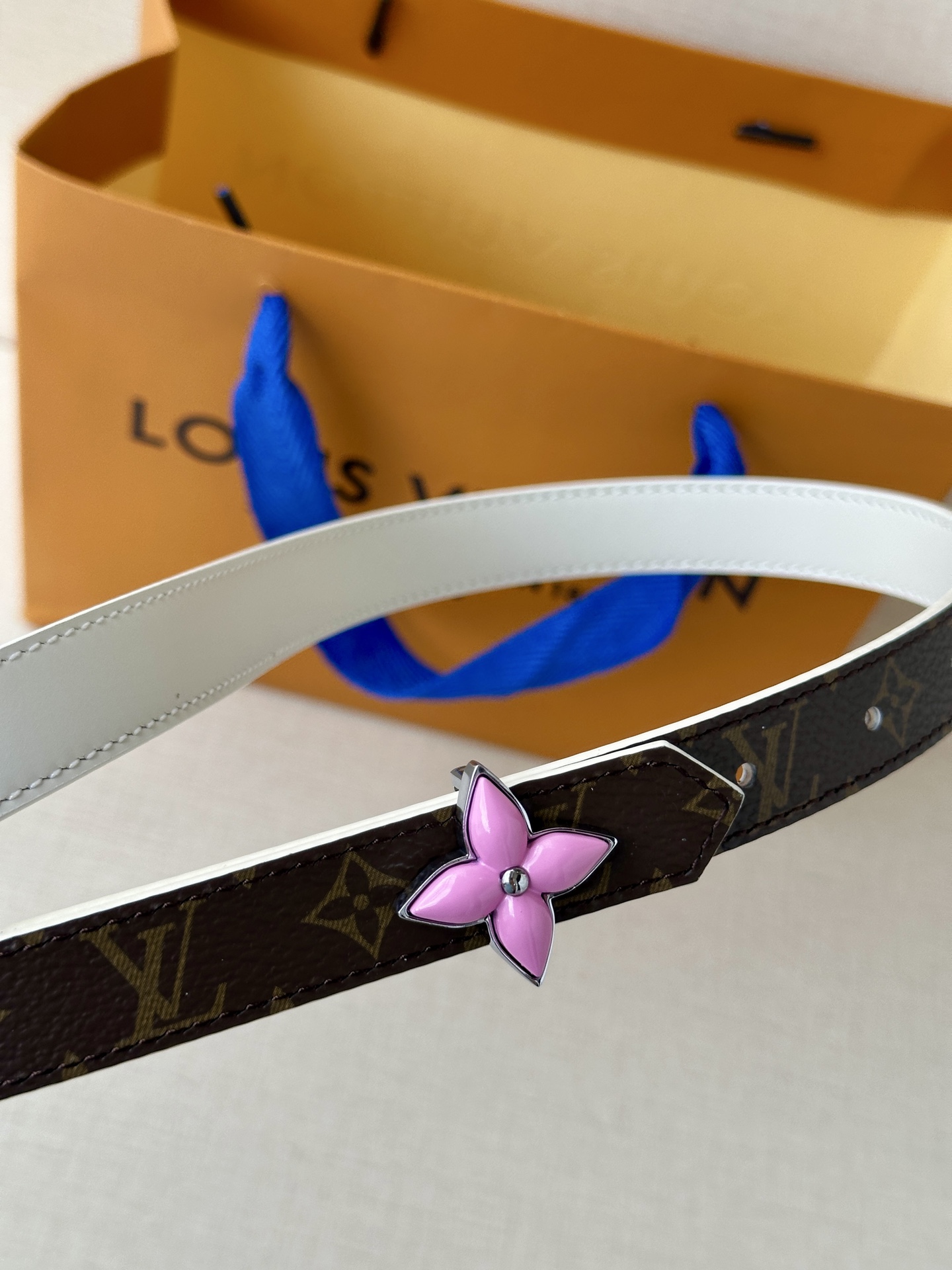  2.0宽LV Mini Flowergram 双面腰带取材 Monogram 帆布和缝线皮革，以尖瓣 