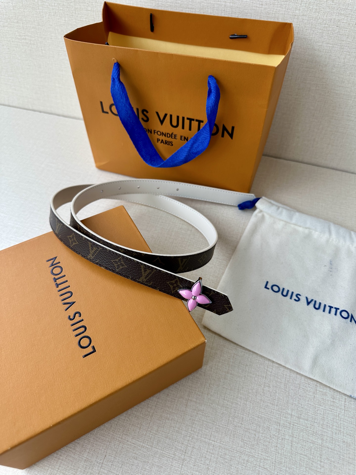  2.0宽LV Mini Flowergram 双面腰带取材 Monogram 帆布和缝线皮革，以尖瓣 