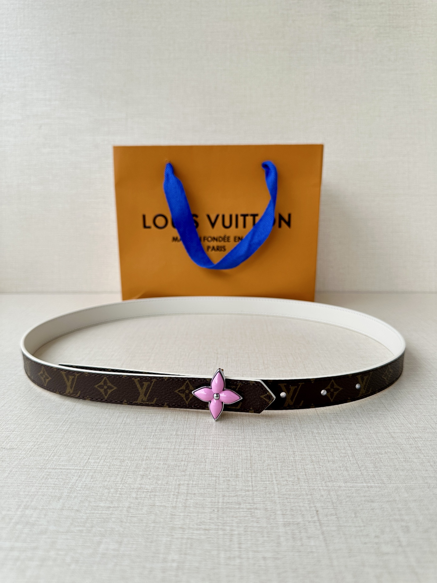  2.0宽LV Mini Flowergram 双面腰带取材 Monogram 帆布和缝线皮革，以尖瓣 
