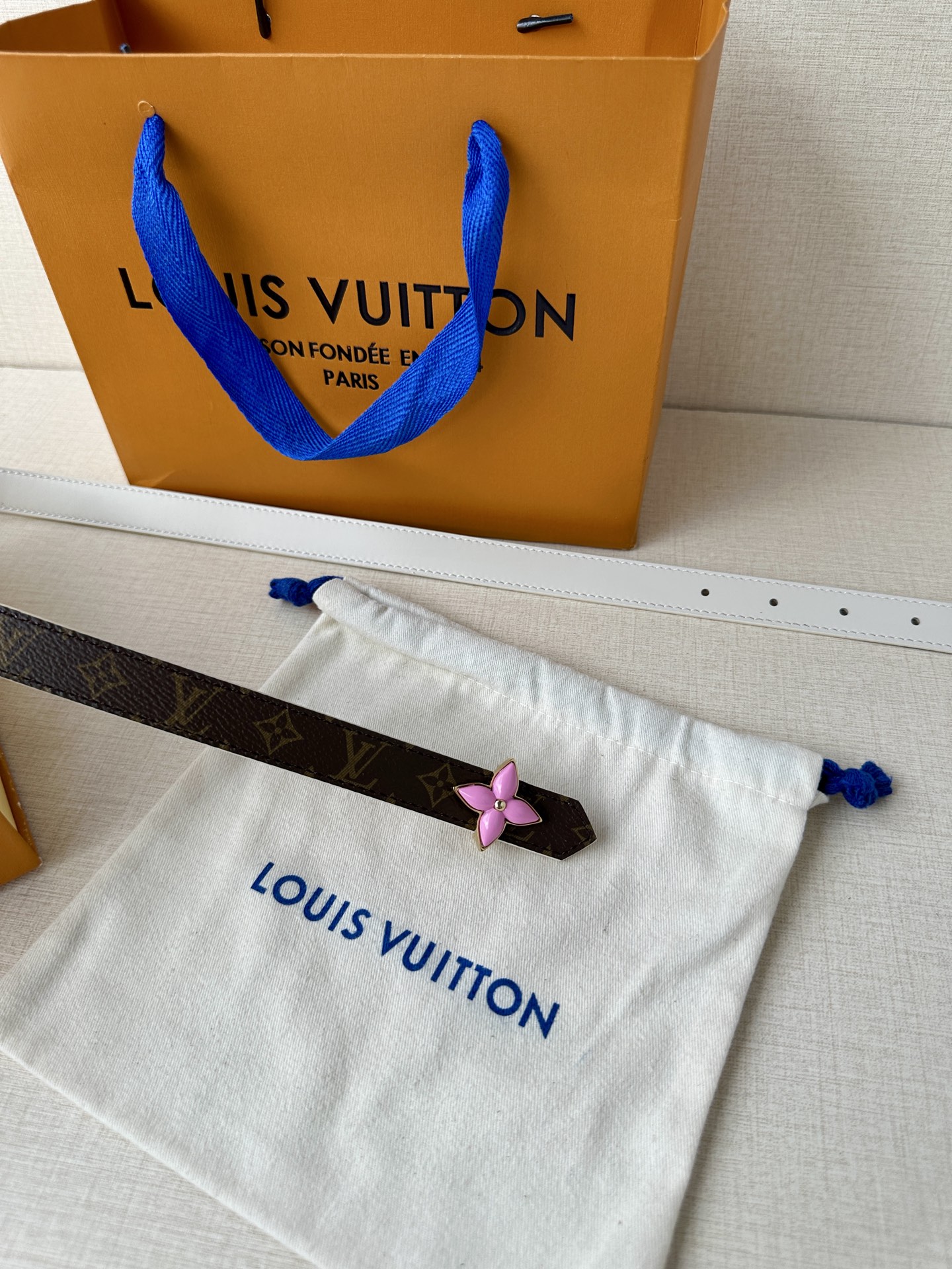  2.0宽LV Mini Flowergram 双面腰带取材 Monogram 帆布和缝线皮革，以尖瓣 