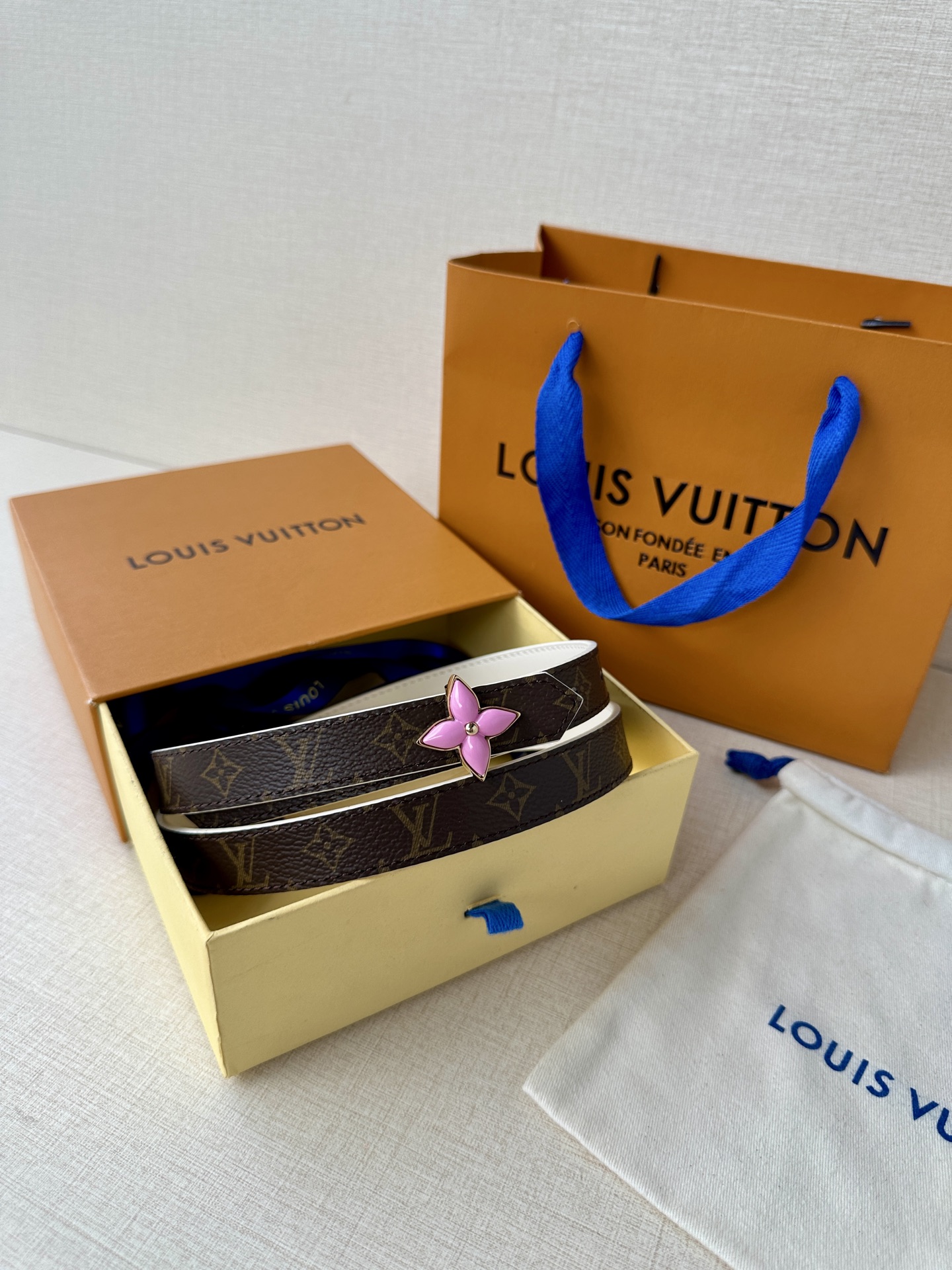  2.0宽LV Mini Flowergram 双面腰带取材 Monogram 帆布和缝线皮革，以尖瓣 