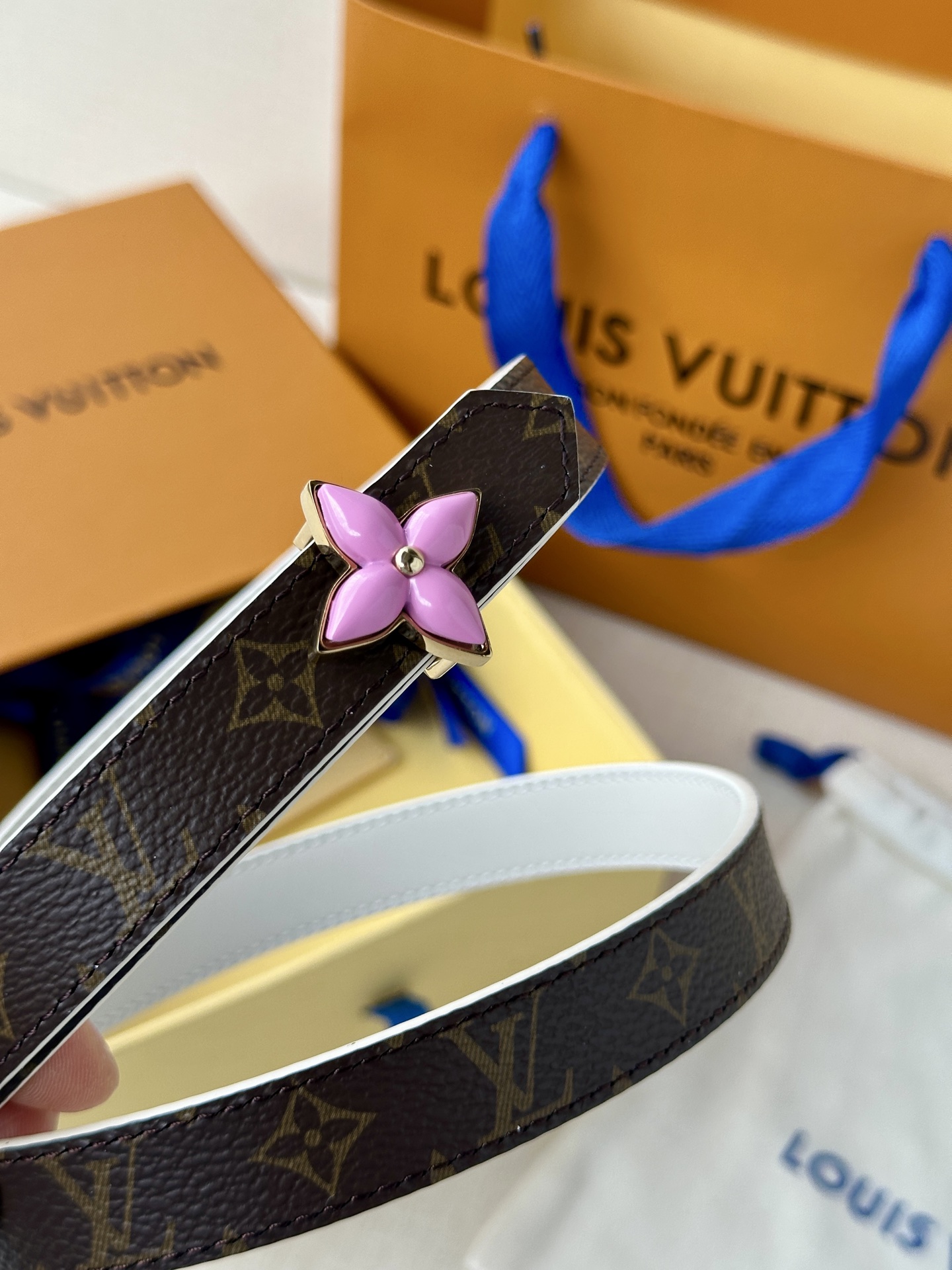  2.0宽LV Mini Flowergram 双面腰带取材 Monogram 帆布和缝线皮革，以尖瓣 