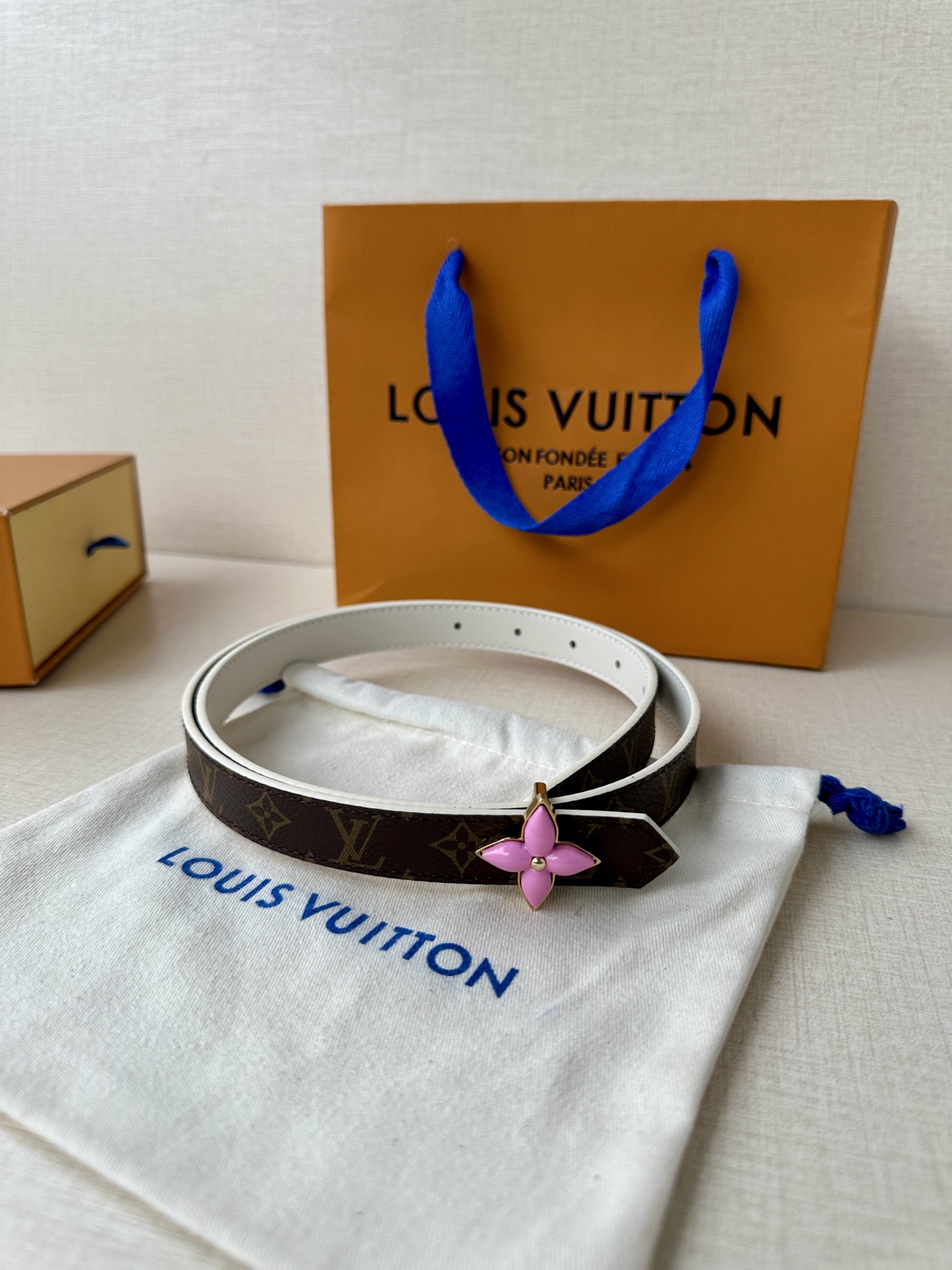  2.0宽LV Mini Flowergram 双面腰带取材 Monogram 帆布和缝线皮革，以尖瓣 