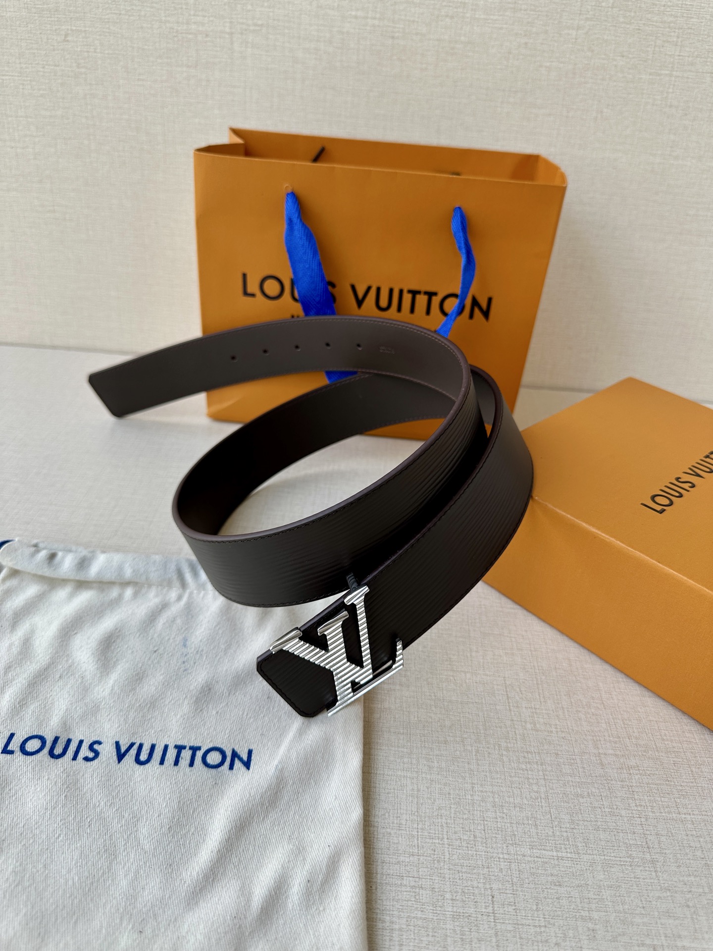  L0UIS VUITT0N （LV）男士专柜品质水波纹腰帶 寬度40毫米  配置精钢字母搭扣  扣头可