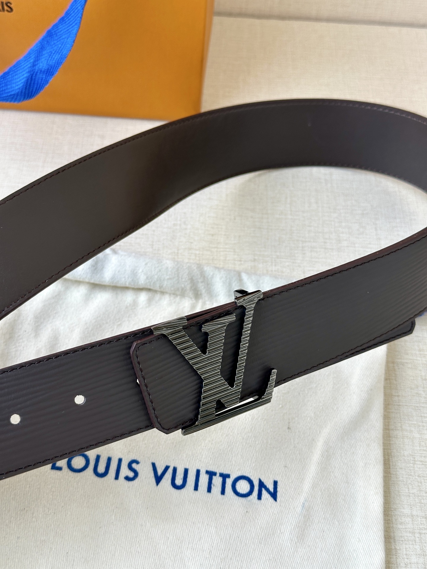  L0UIS VUITT0N （LV）男士专柜品质水波纹腰帶 寬度40毫米  配置精钢字母搭扣  扣头可