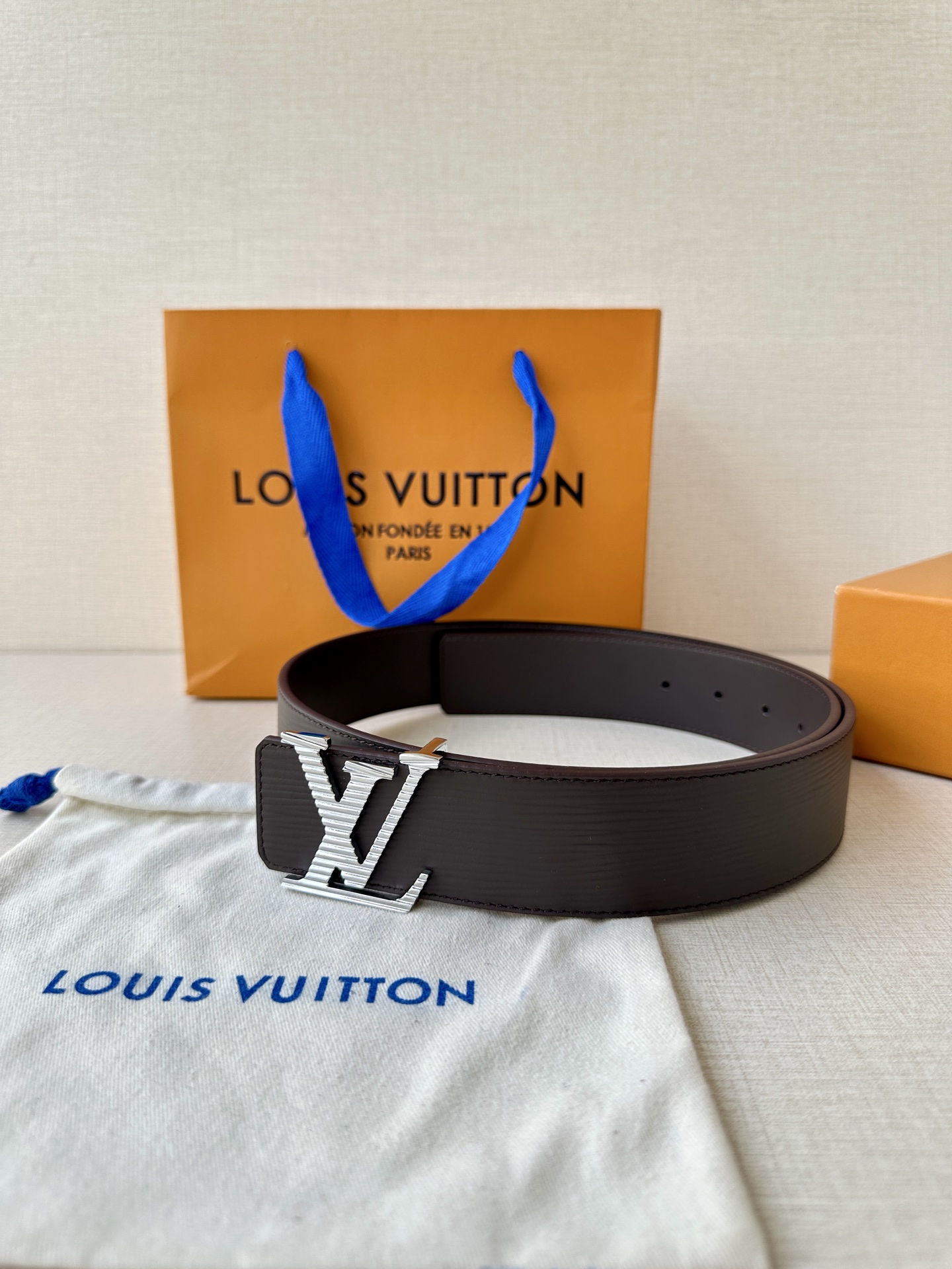  L0UIS VUITT0N （LV）男士专柜品质水波纹腰帶 寬度40毫米  配置精钢字母搭扣  扣头可