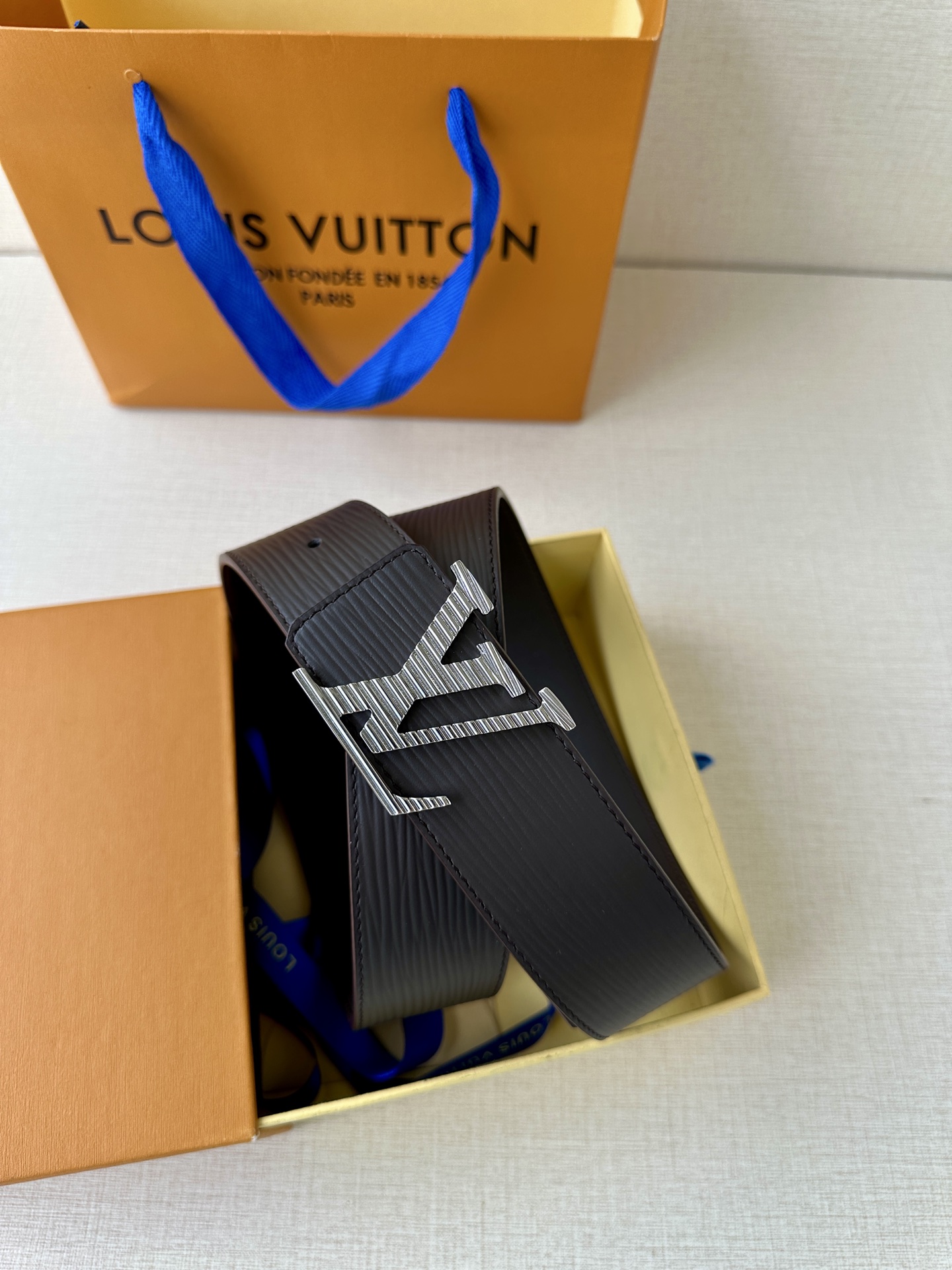  L0UIS VUITT0N （LV）男士专柜品质水波纹腰帶 寬度40毫米  配置精钢字母搭扣  扣头可
