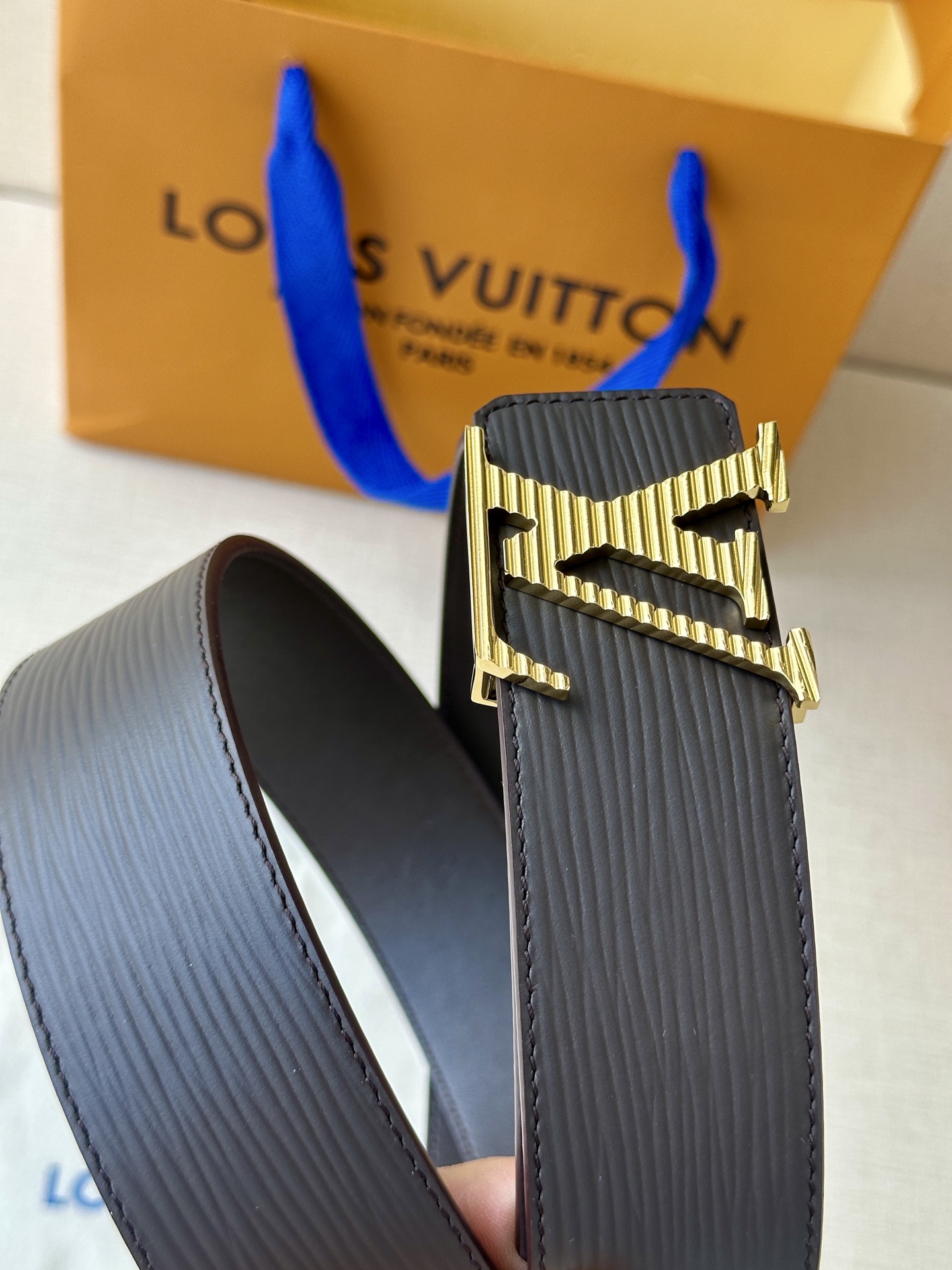  L0UIS VUITT0N （LV）男士专柜品质水波纹腰帶 寬度40毫米  配置精钢字母搭扣  扣头可