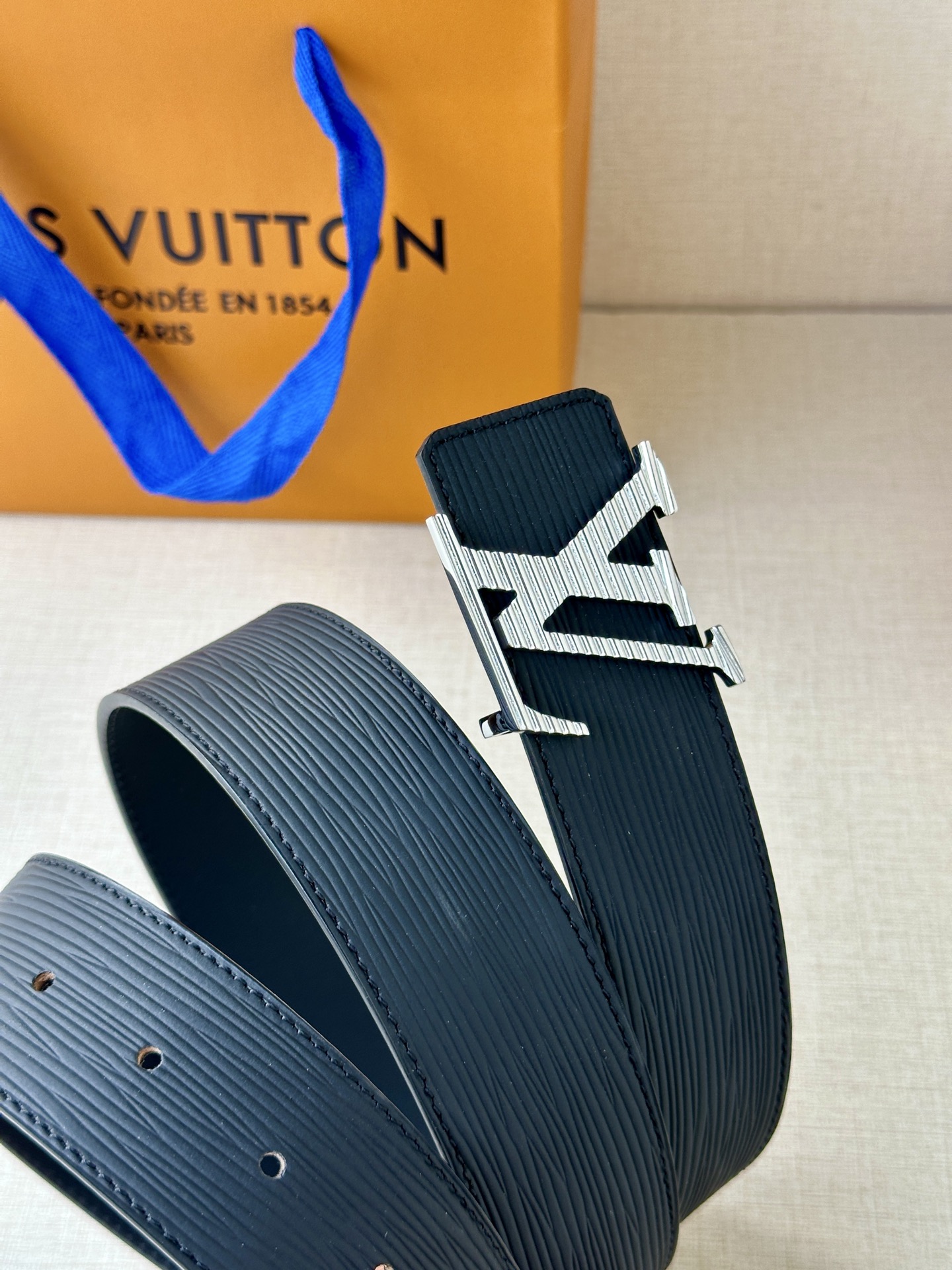  L0UIS VUITT0N （LV）男士专柜品质水波纹腰帶 寬度40毫米  配置精钢字母搭扣  扣头可